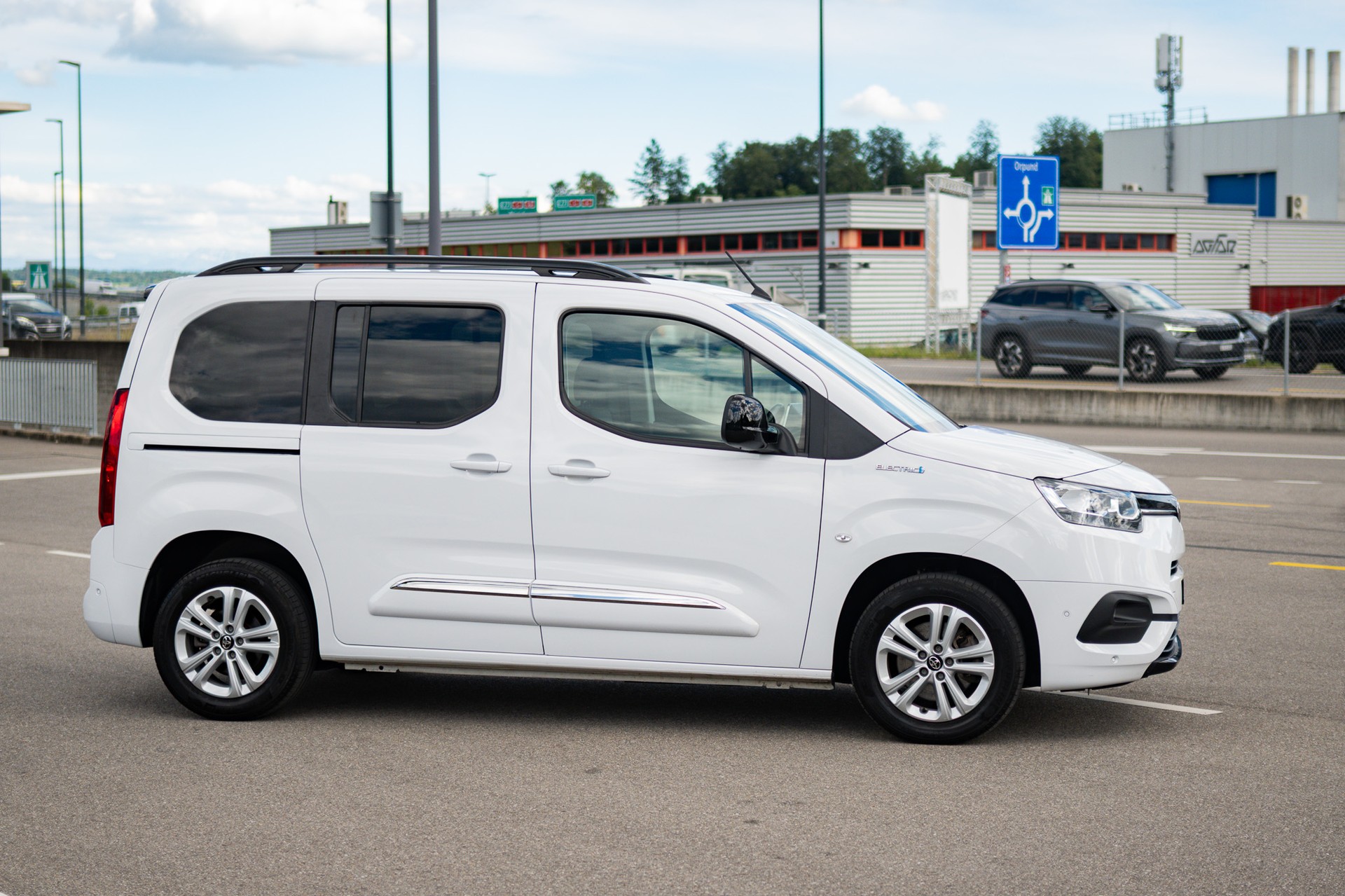 TOYOTA 50KWh Trend-image-1
