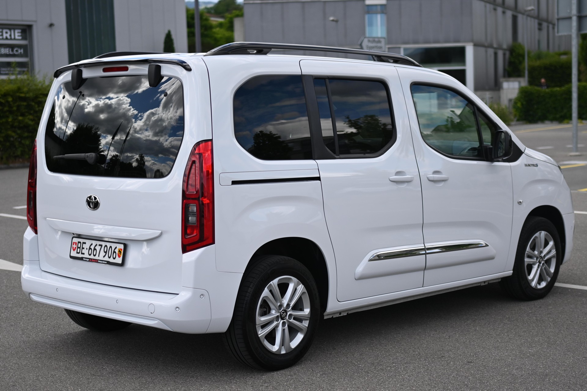 TOYOTA 50KWh Trend-image-3