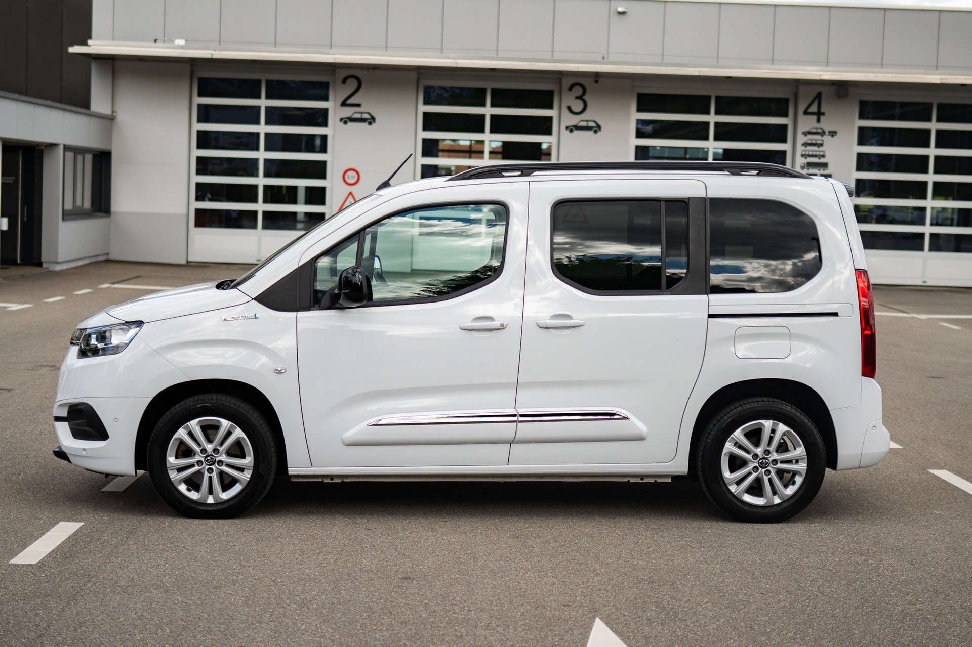 TOYOTA 50KWh Trend-image-2