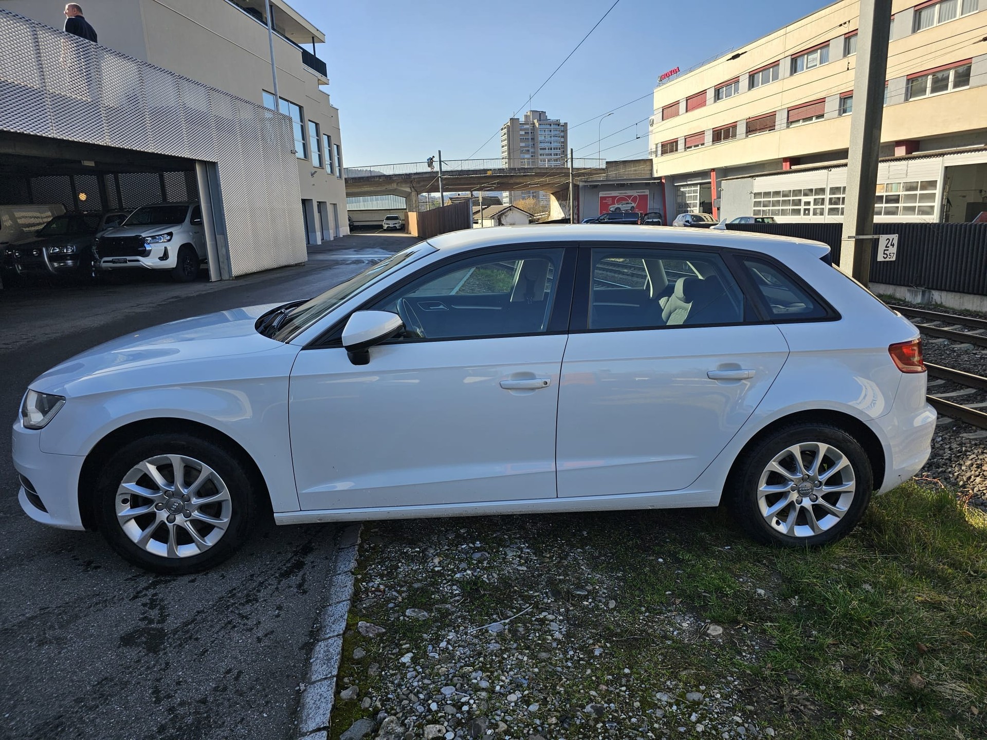AUDI A3 Sportback 1.6 TDI Attraction S-tronic-image-3