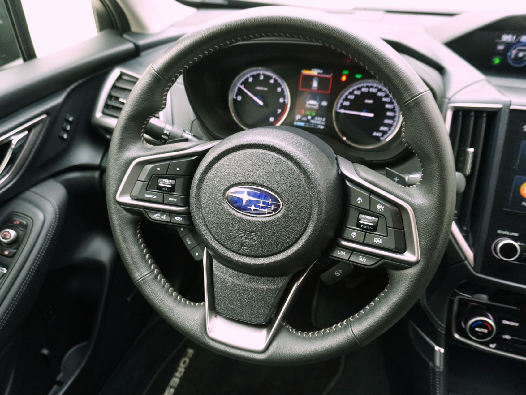 SUBARU Forester Station 2.0i e-Boxer Black Edition-image-11