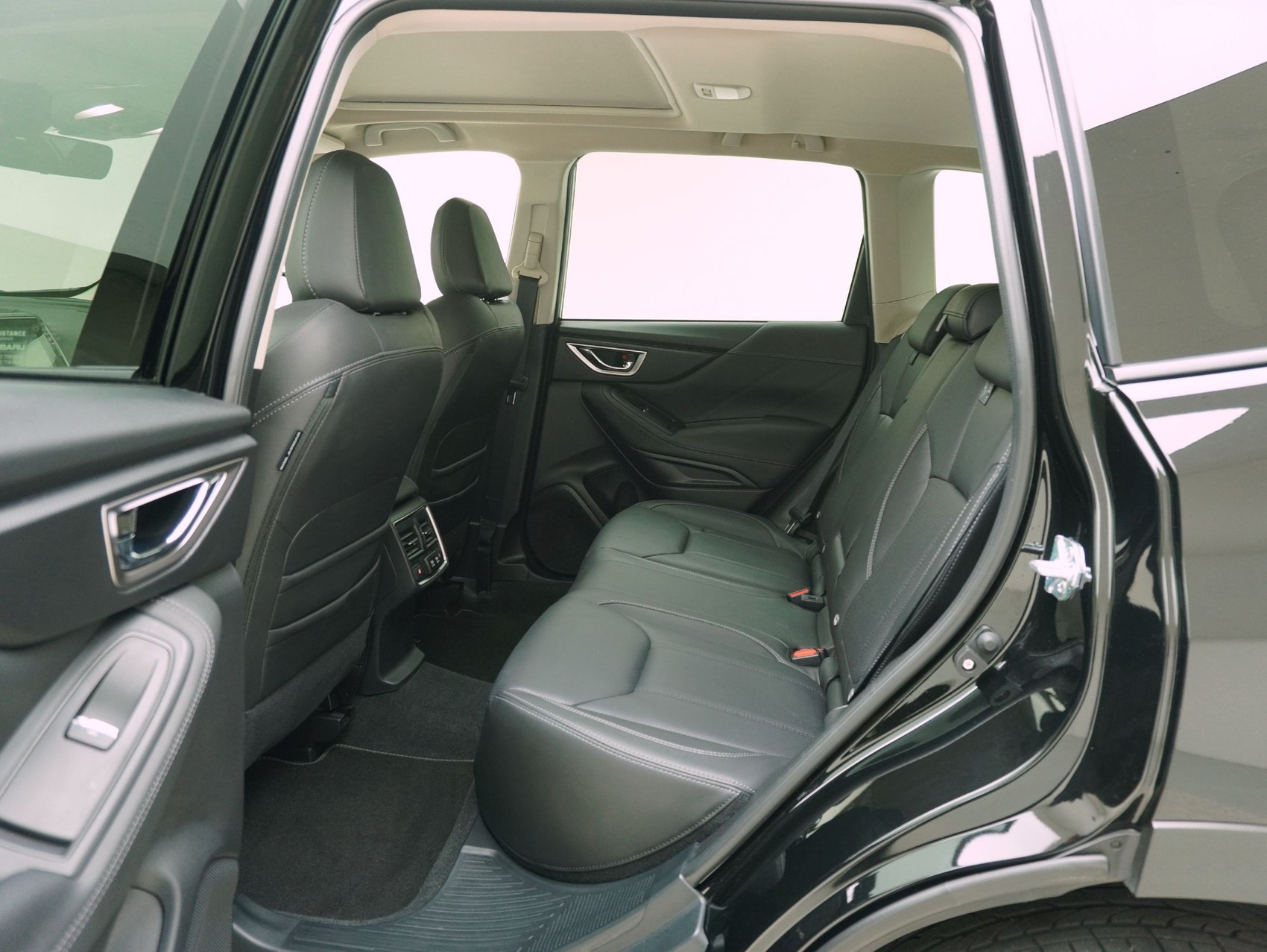 SUBARU Forester Station 2.0i e-Boxer Black Edition-image-12