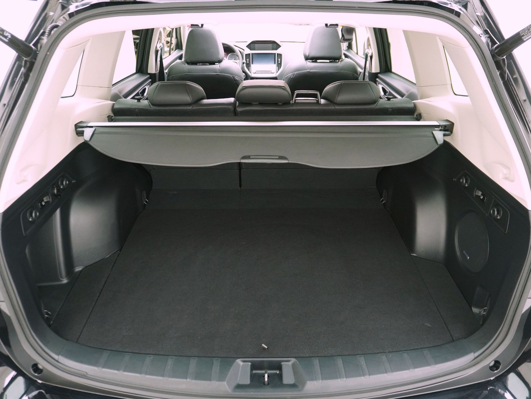 SUBARU Forester Station 2.0i e-Boxer Black Edition-image-14