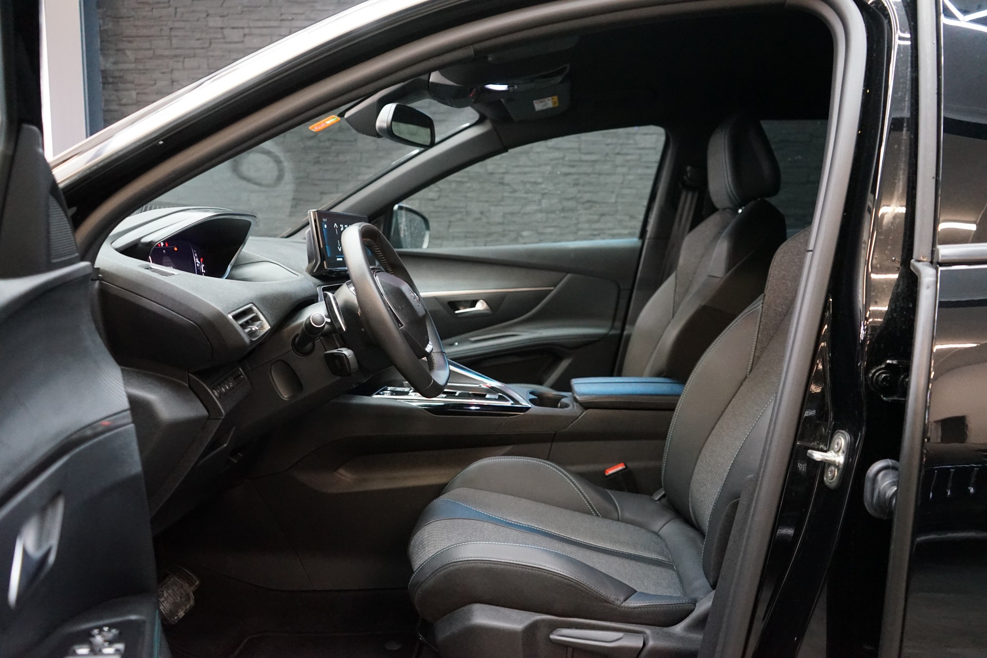 PEUGEOT 3008 1.2 PureTech Allure Pack EAT8-image-3
