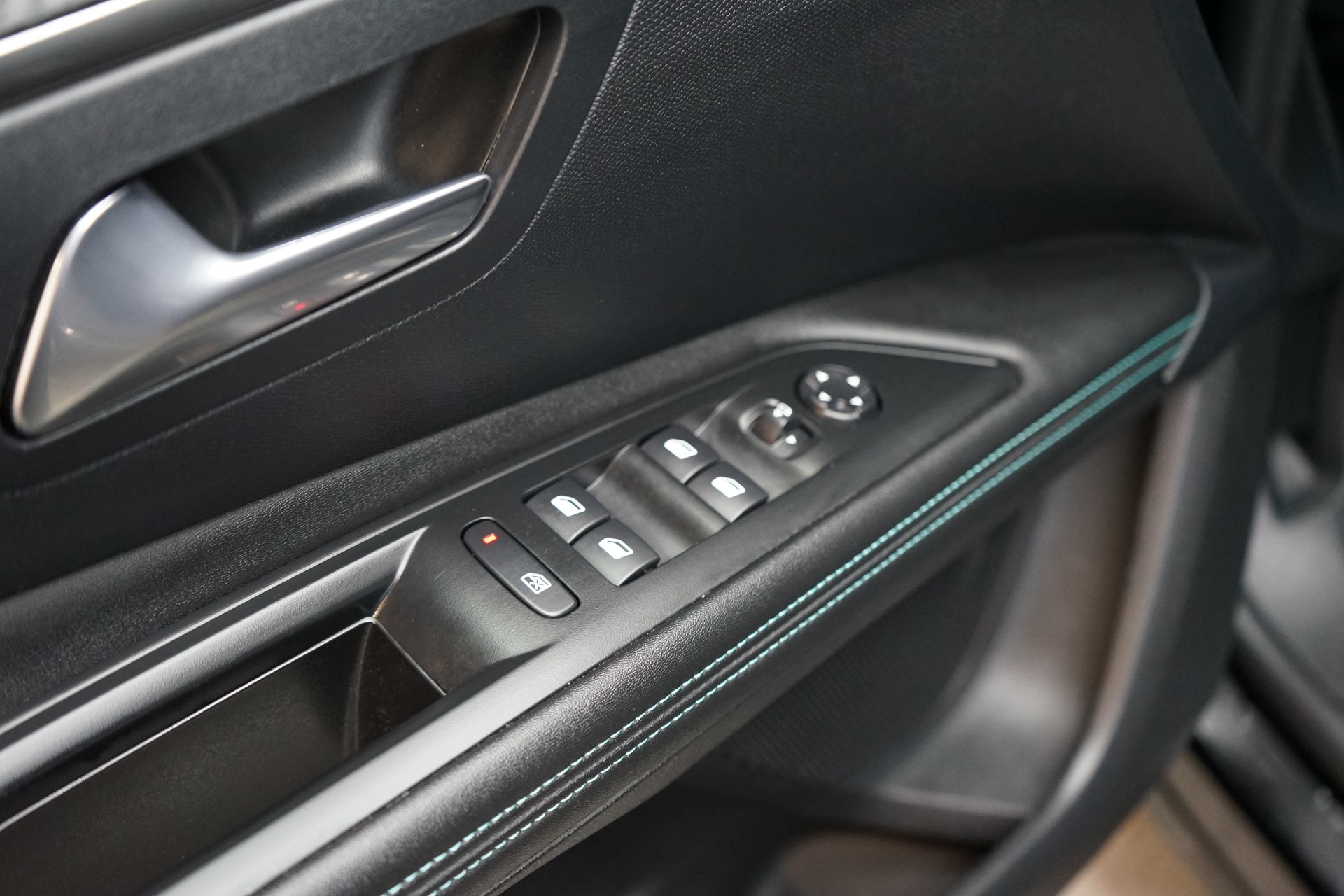 PEUGEOT 3008 1.2 PureTech Allure Pack EAT8-image-19