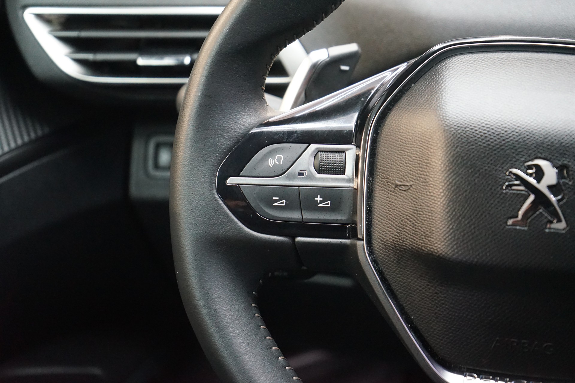 PEUGEOT 3008 1.2 PureTech Allure Pack EAT8-image-8