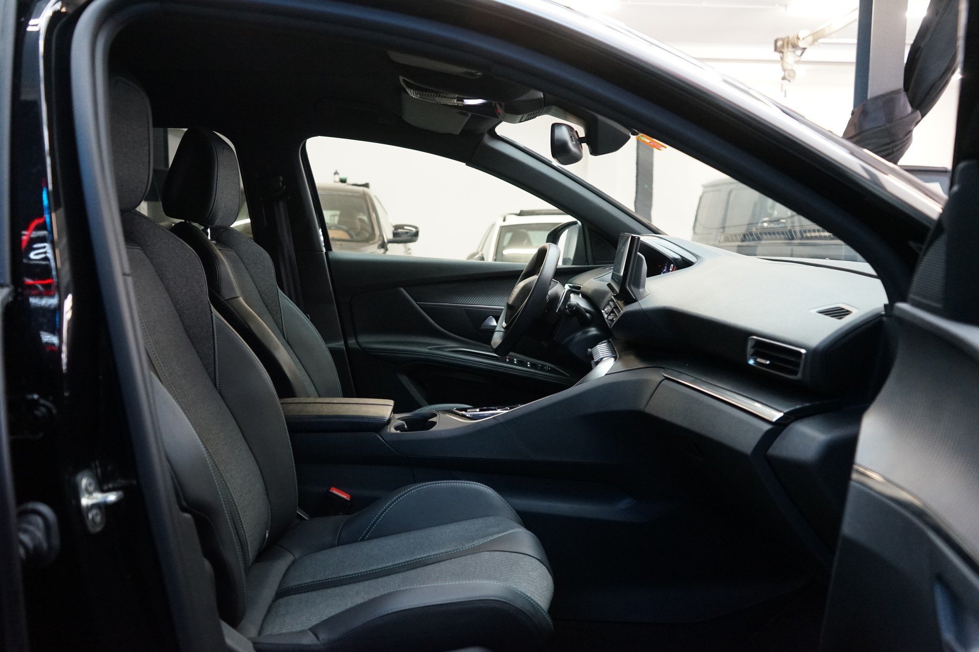 PEUGEOT 3008 1.2 PureTech Allure Pack EAT8-image-4