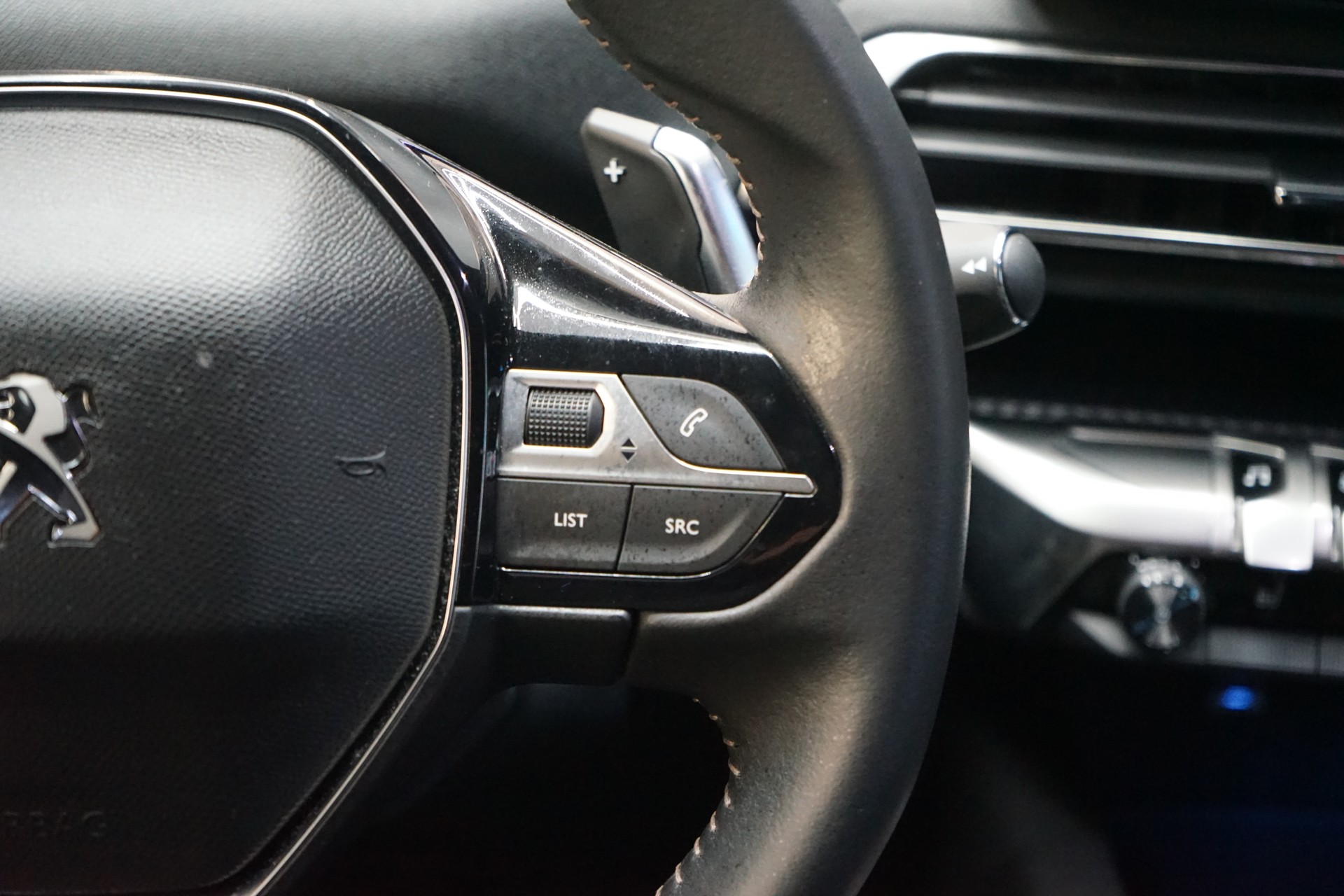 PEUGEOT 3008 1.2 PureTech Allure Pack EAT8-image-9