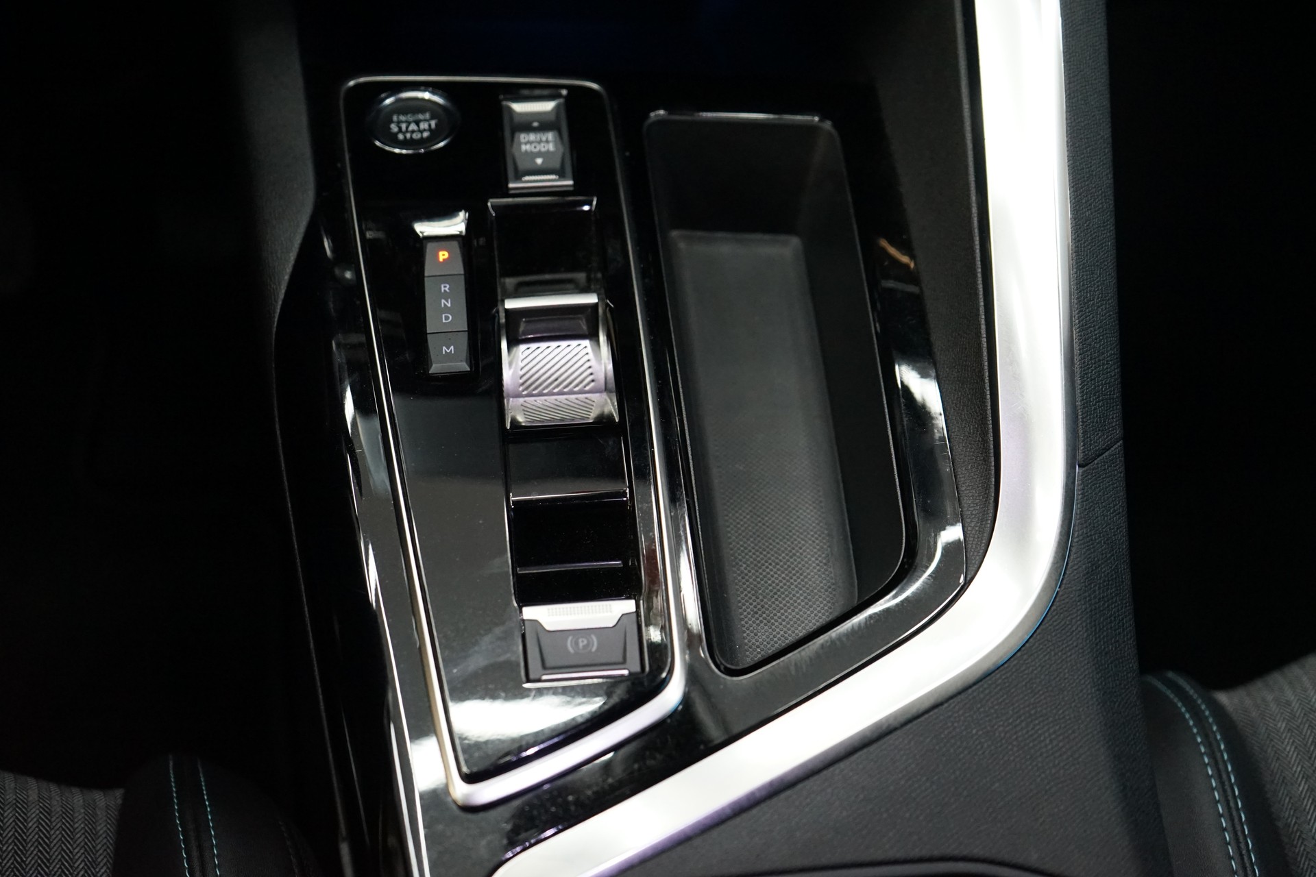 PEUGEOT 3008 1.2 PureTech Allure Pack EAT8-image-11
