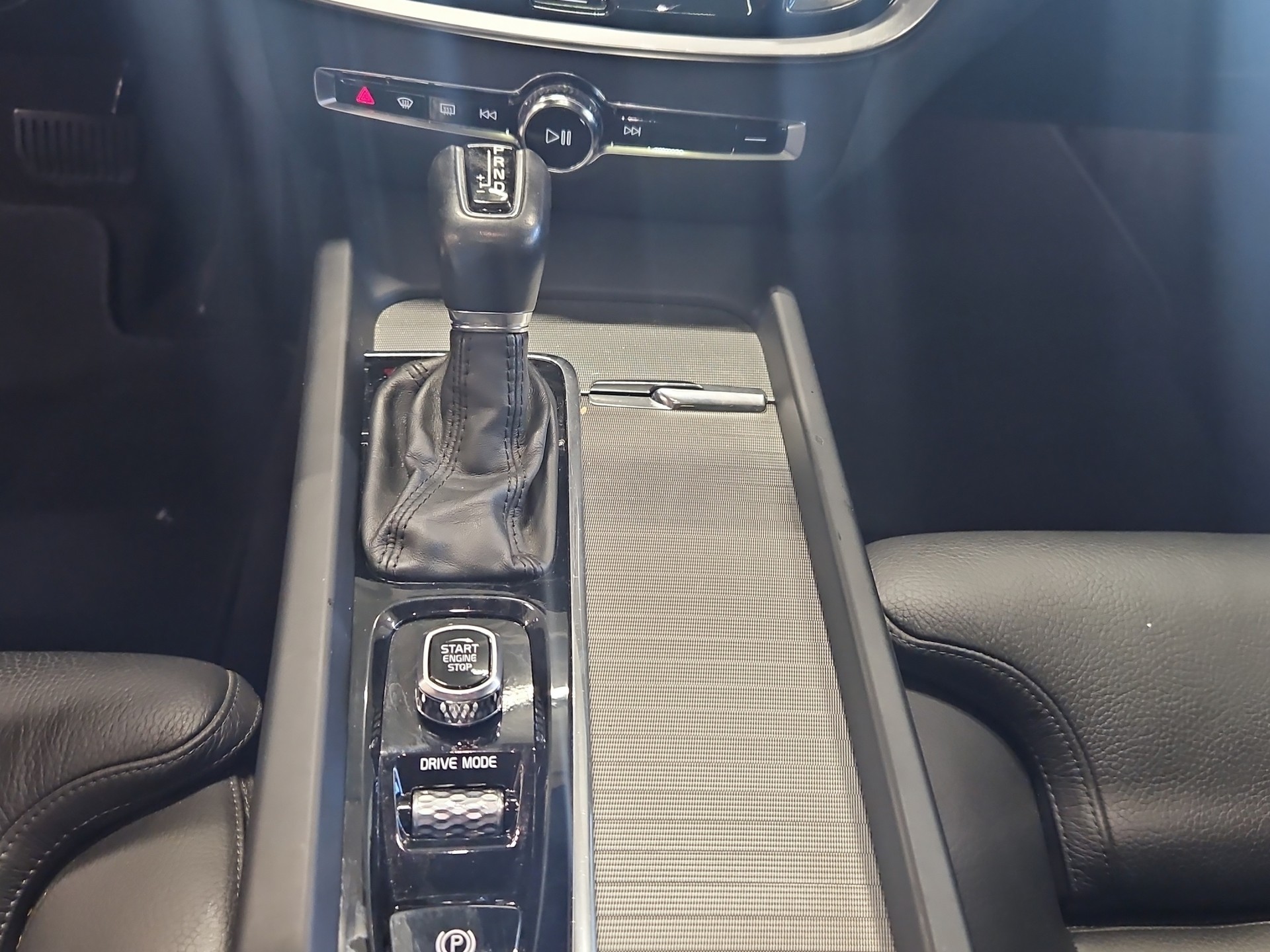 VOLVO V60 2.0 D4 AWD Cross Country-image-15