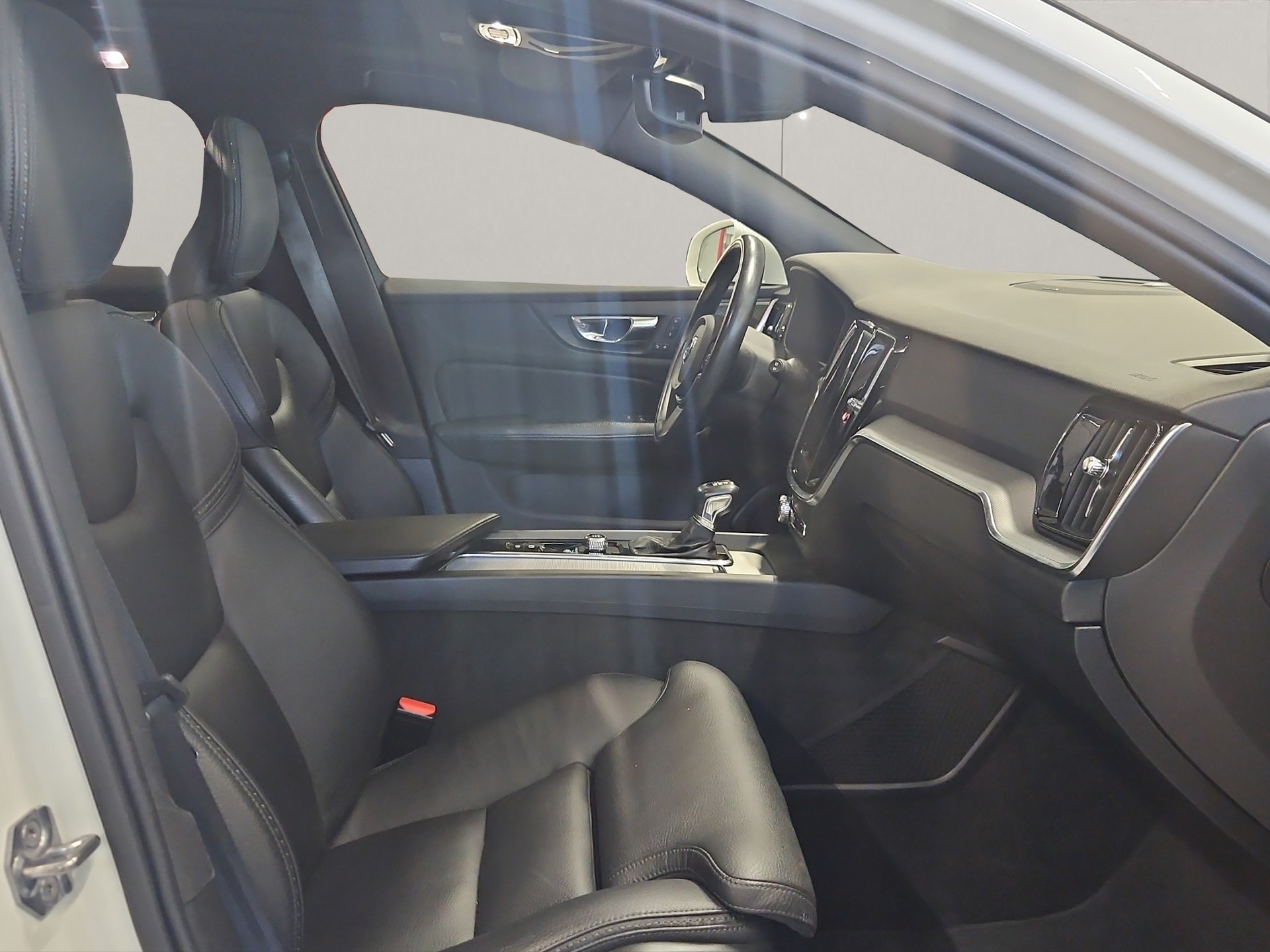 VOLVO V60 2.0 D4 AWD Cross Country-image-13
