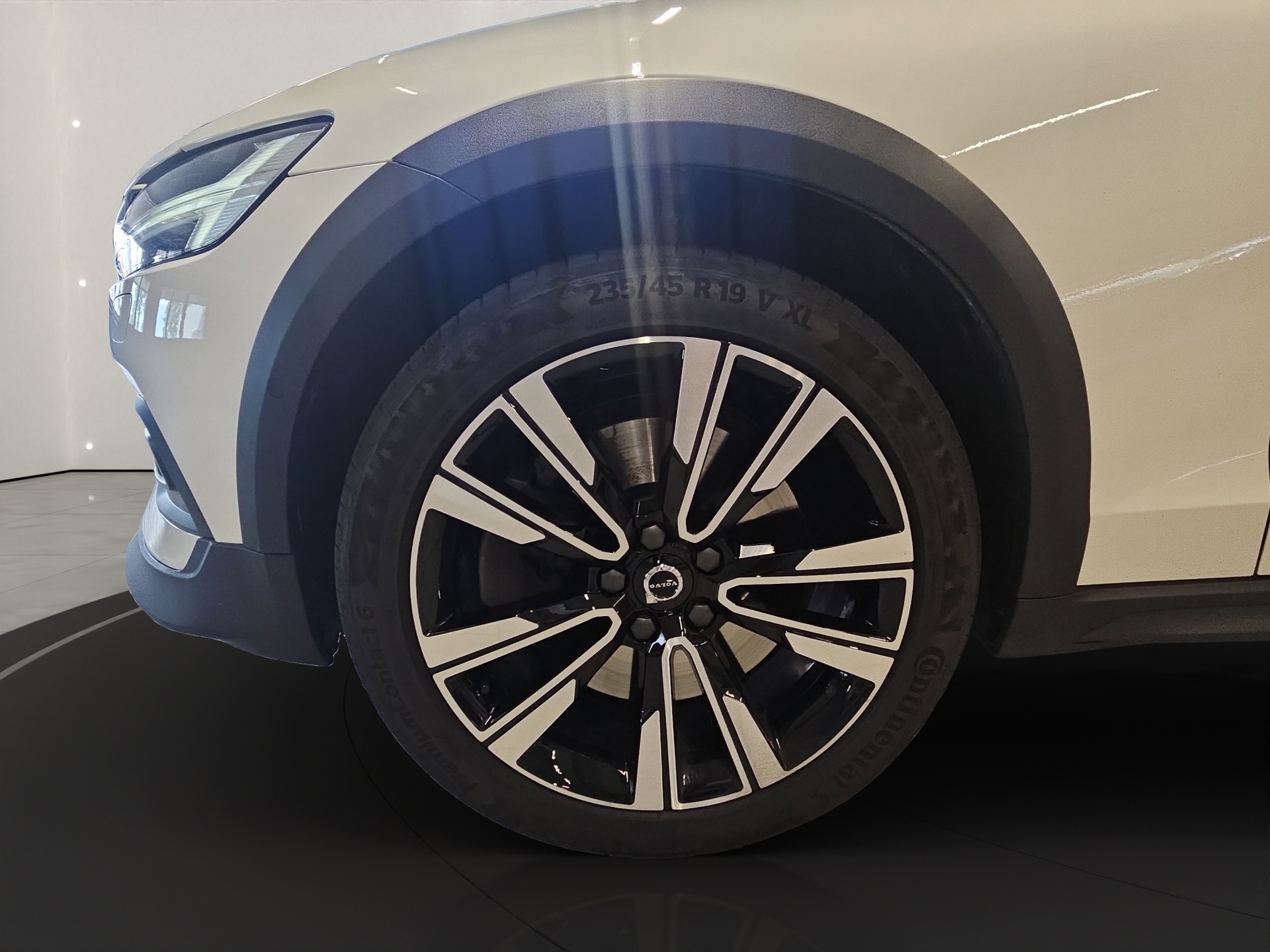 VOLVO V60 2.0 D4 AWD Cross Country-image-17