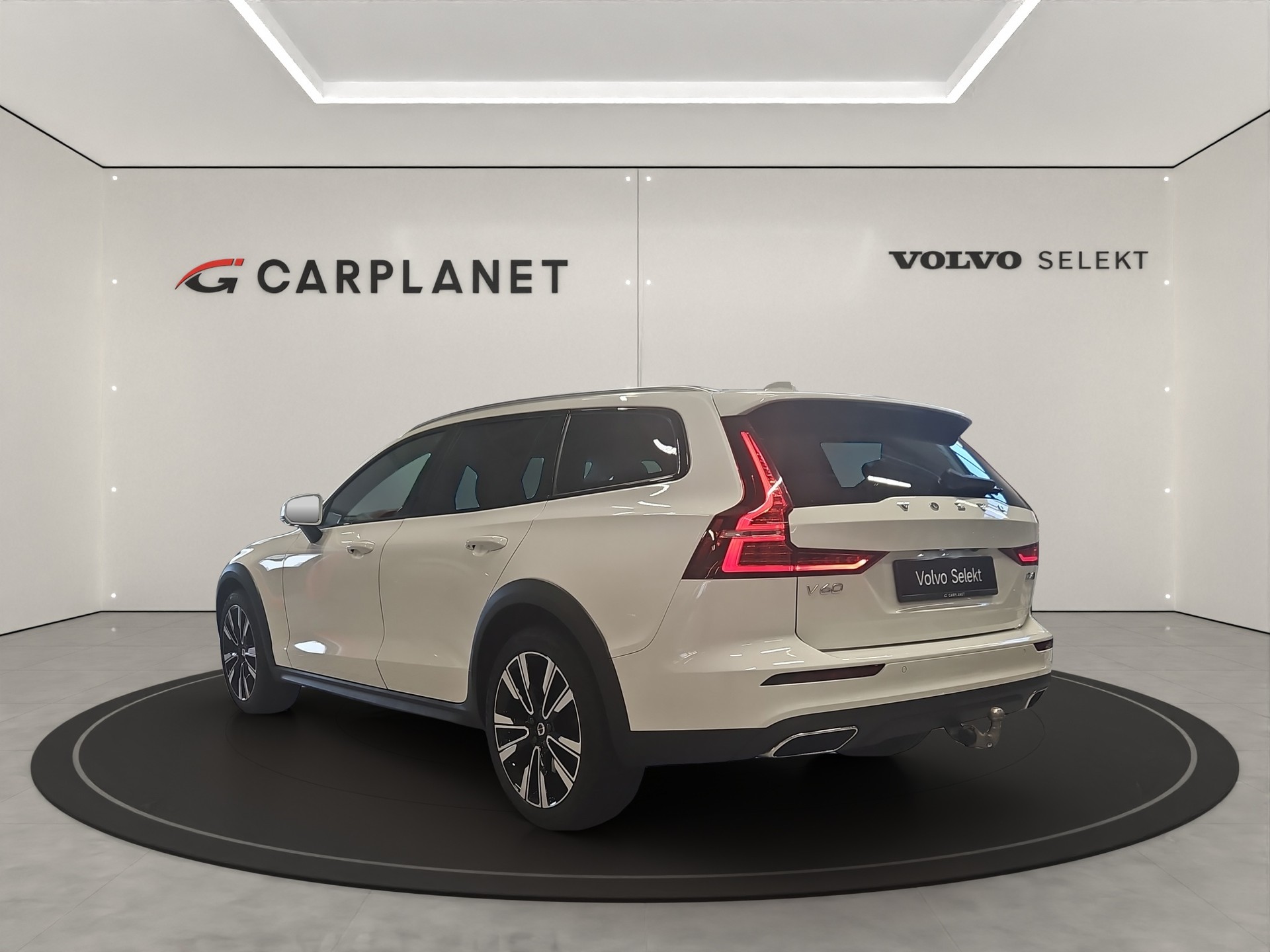 VOLVO V60 2.0 D4 AWD Cross Country-image-3