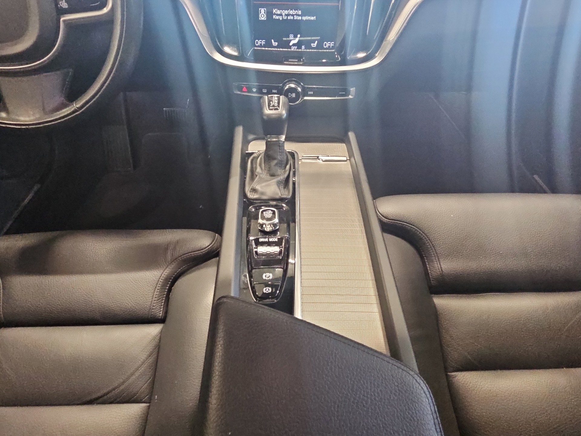 VOLVO V60 2.0 D4 AWD Cross Country-image-14