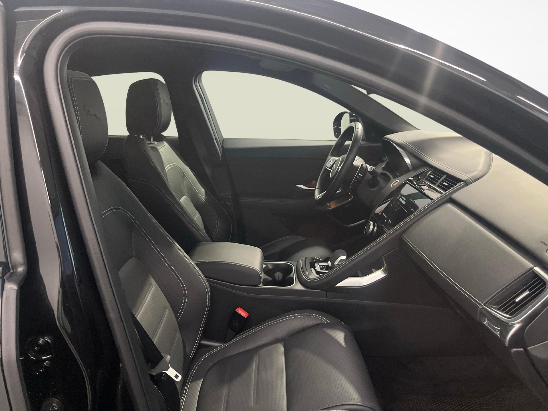 JAGUAR E-Pace 1.5 T 300e R-Dynamic HSE AWD-image-9