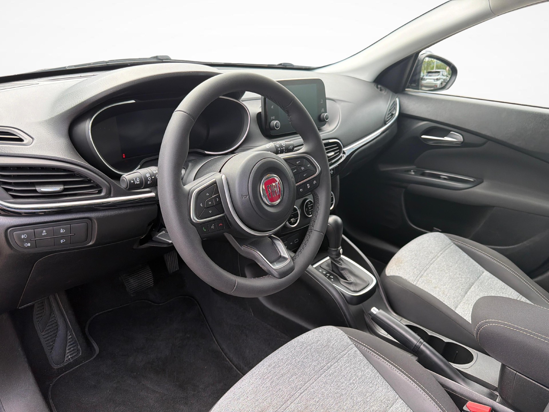 FIAT Tipo SW 1.5 Hybrid Cross-image-3