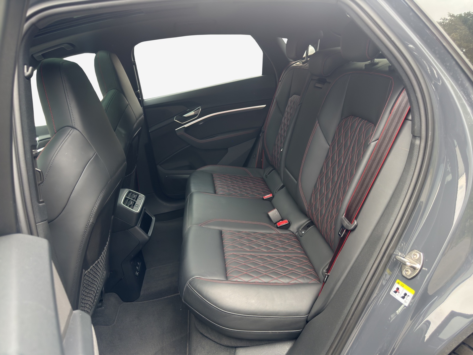 AUDI Q8 Sportback 55 e-tron Black Edition quattro-image-11