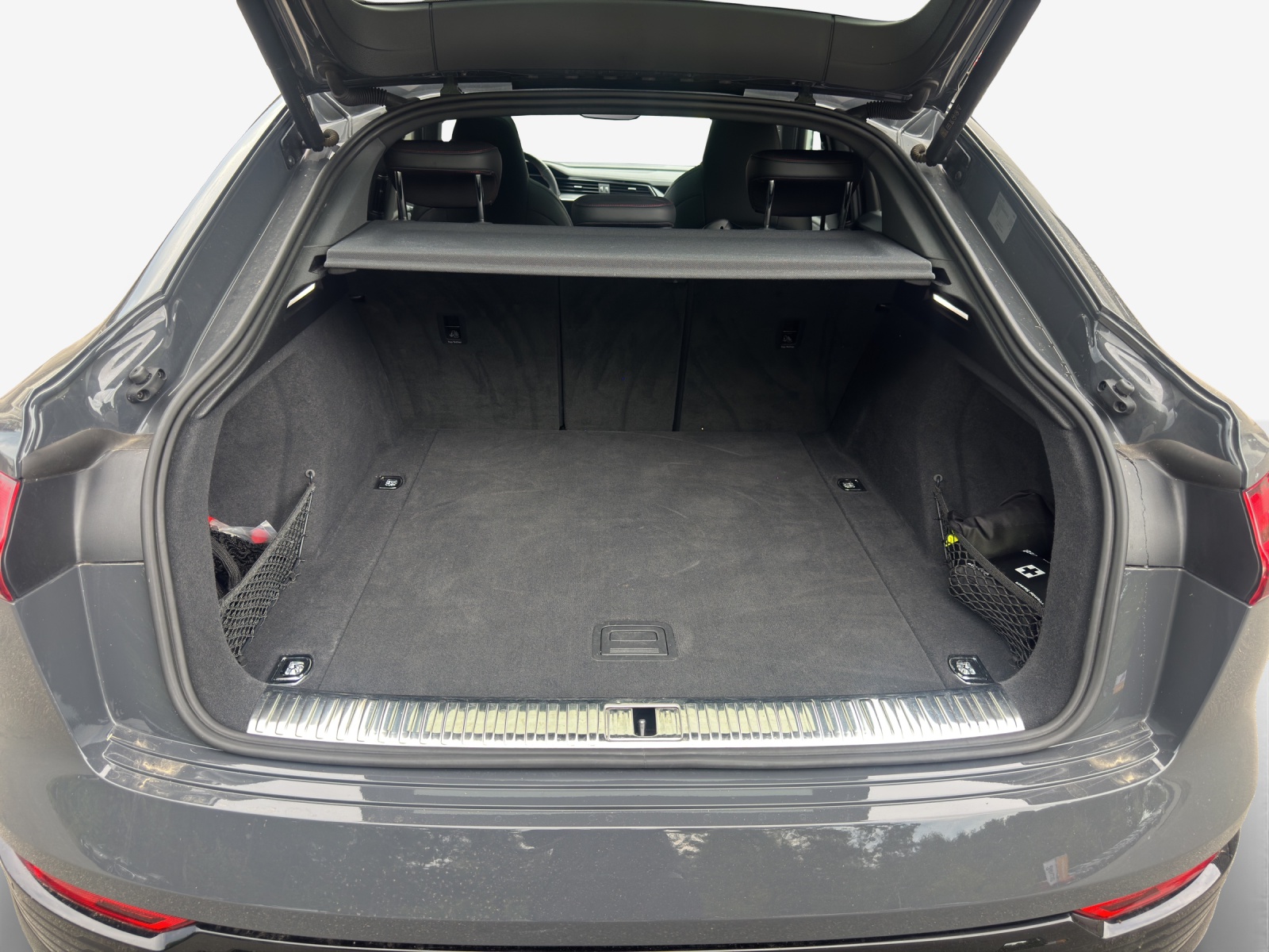 AUDI Q8 Sportback 55 e-tron Black Edition quattro-image-12