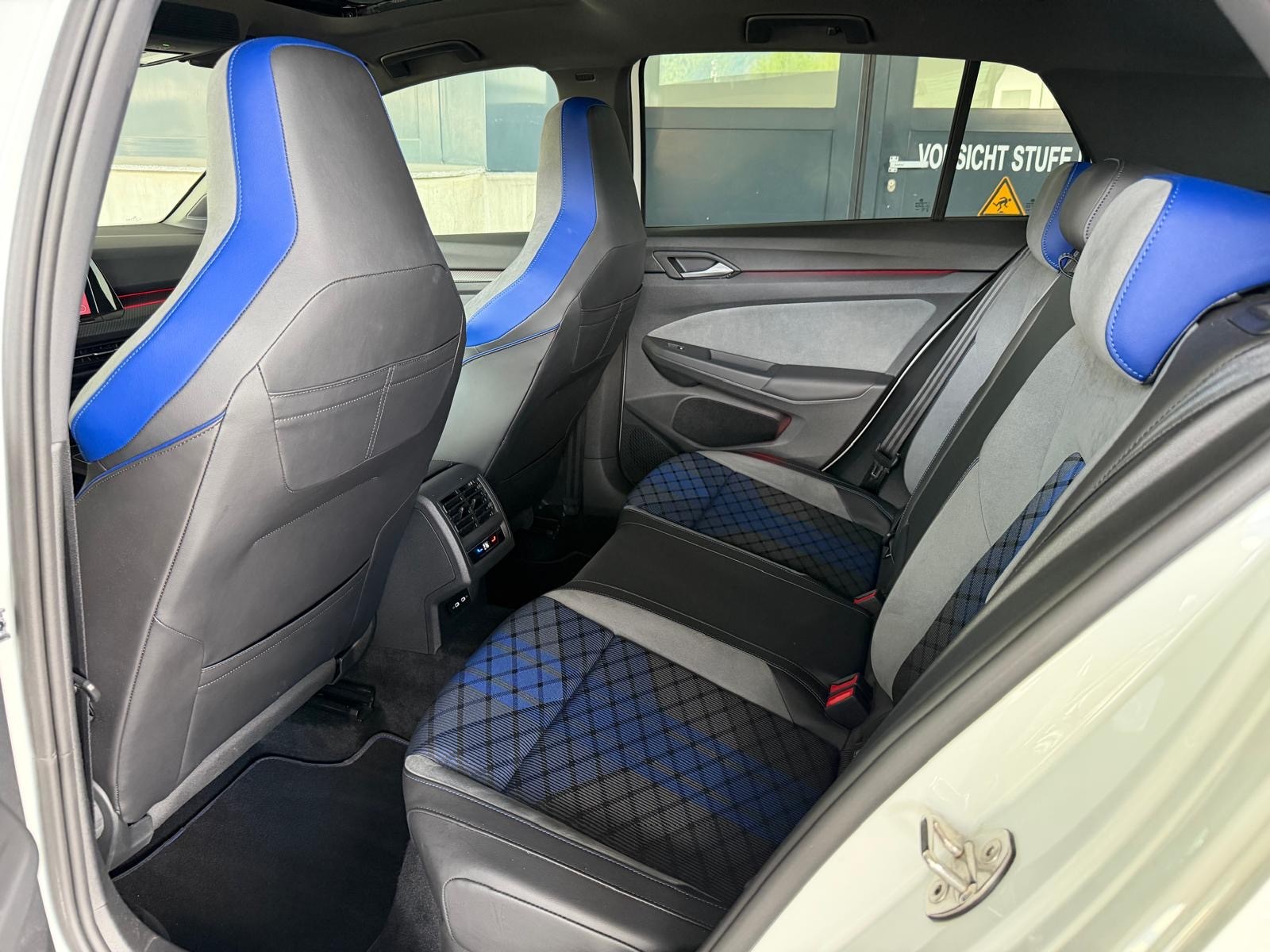 VW Golf 2.0 TSI R DSG 4Motion-image-12