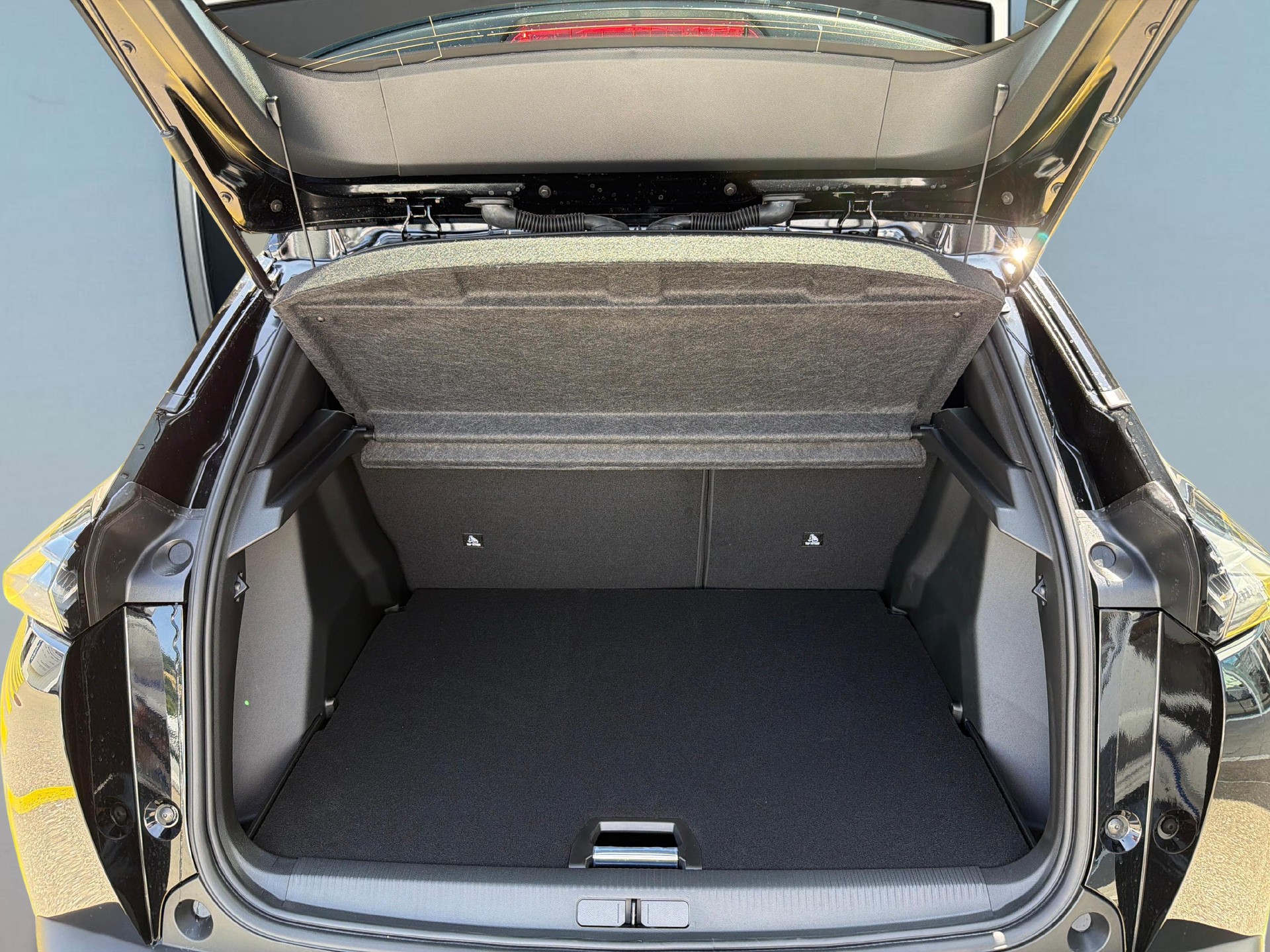 PEUGEOT 2008 1.2 Hybrid 145 GT Exclusive-image-11