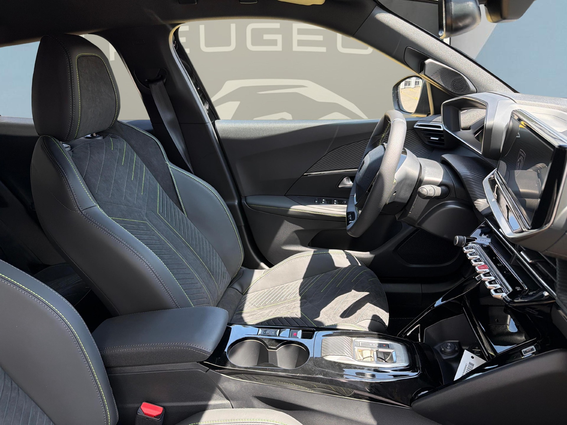 PEUGEOT 2008 1.2 Hybrid 145 GT Exclusive-image-9