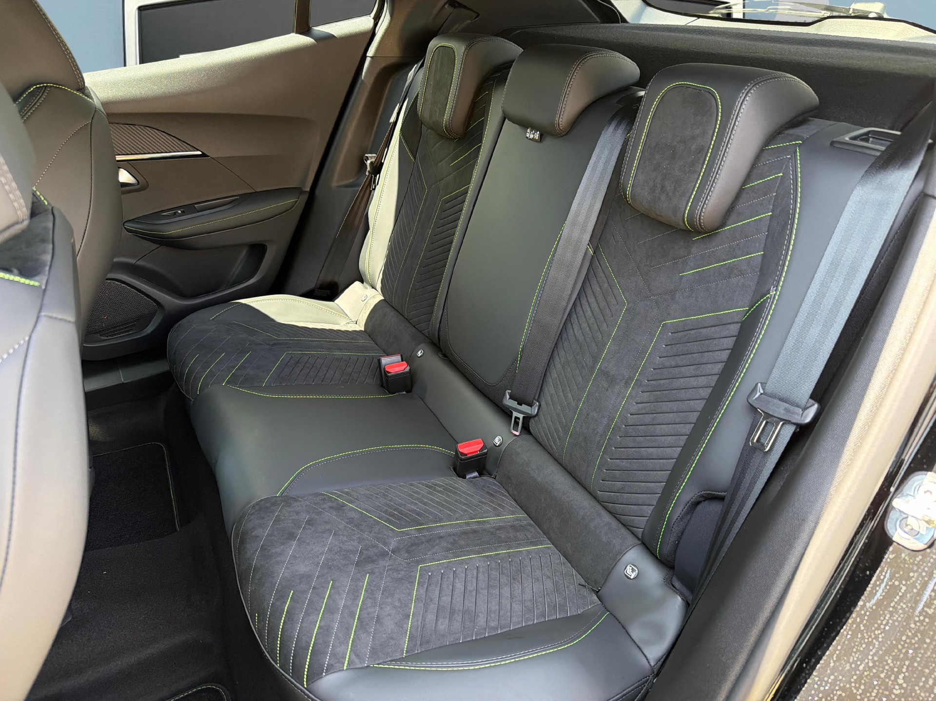 PEUGEOT 2008 1.2 Hybrid 145 GT Exclusive-image-10