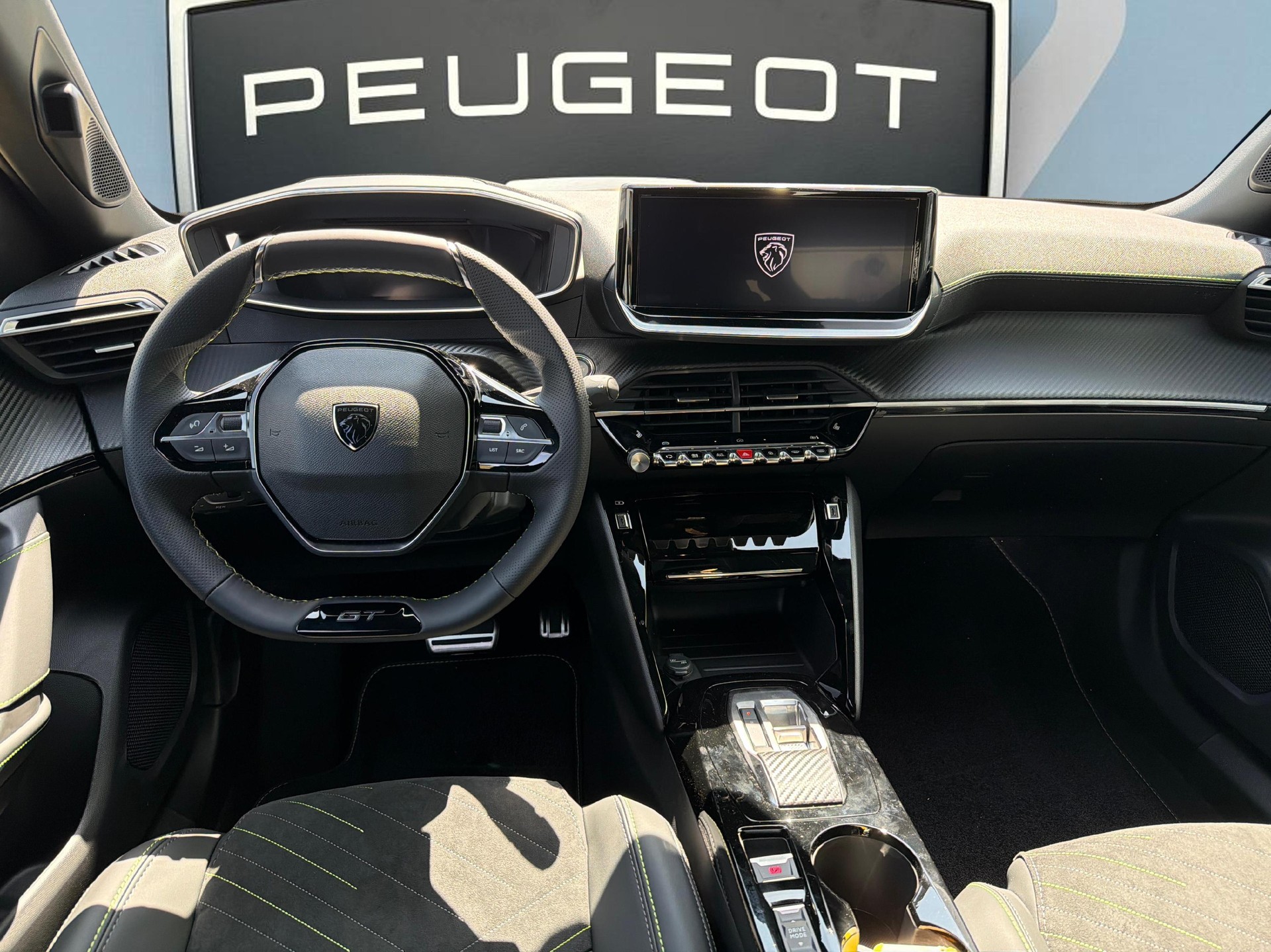 PEUGEOT 2008 1.2 Hybrid 145 GT Exclusive-image-8