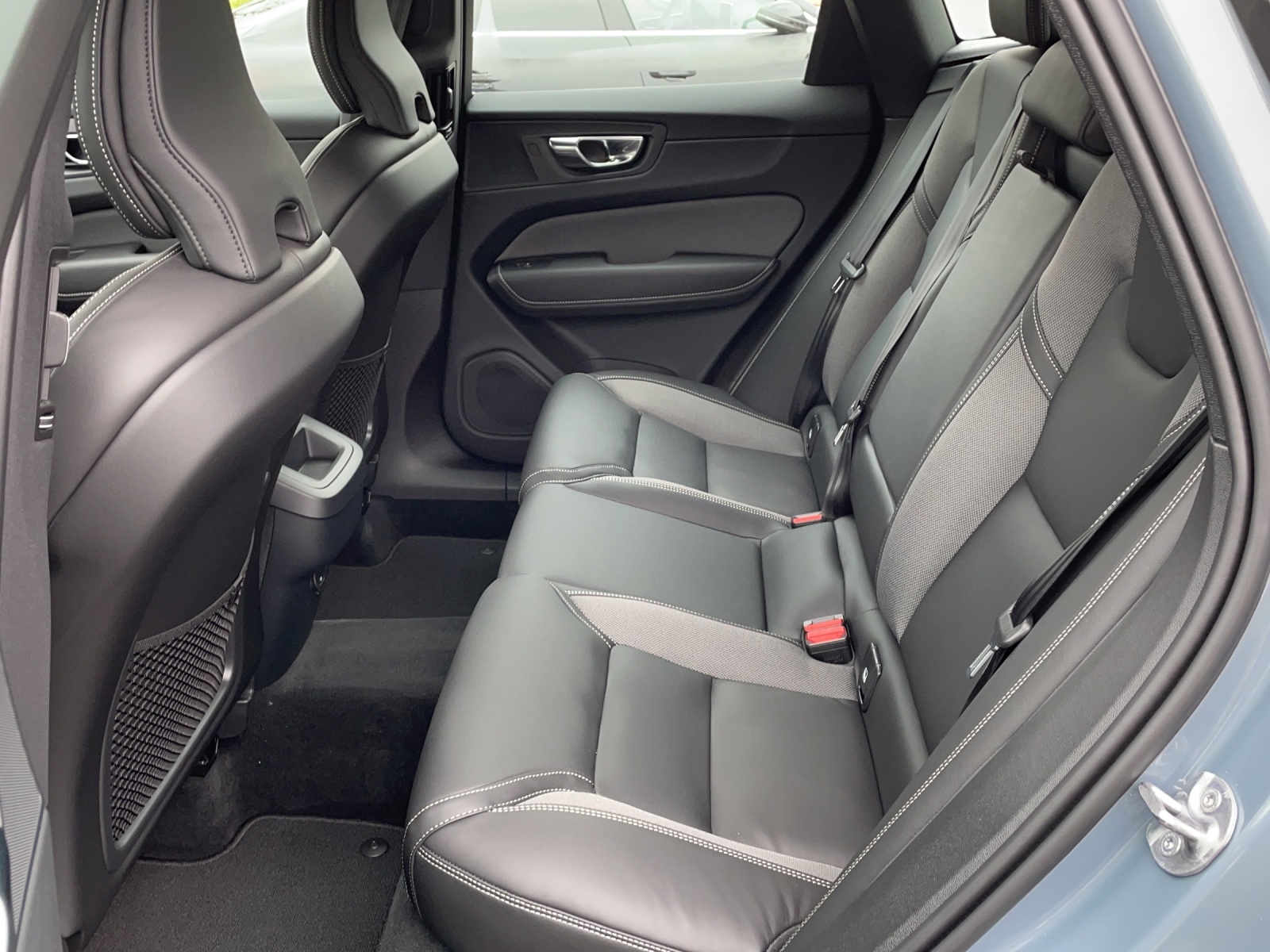 VOLVO XC60 2.0 B5 MH Plus Dark AWD-image-9
