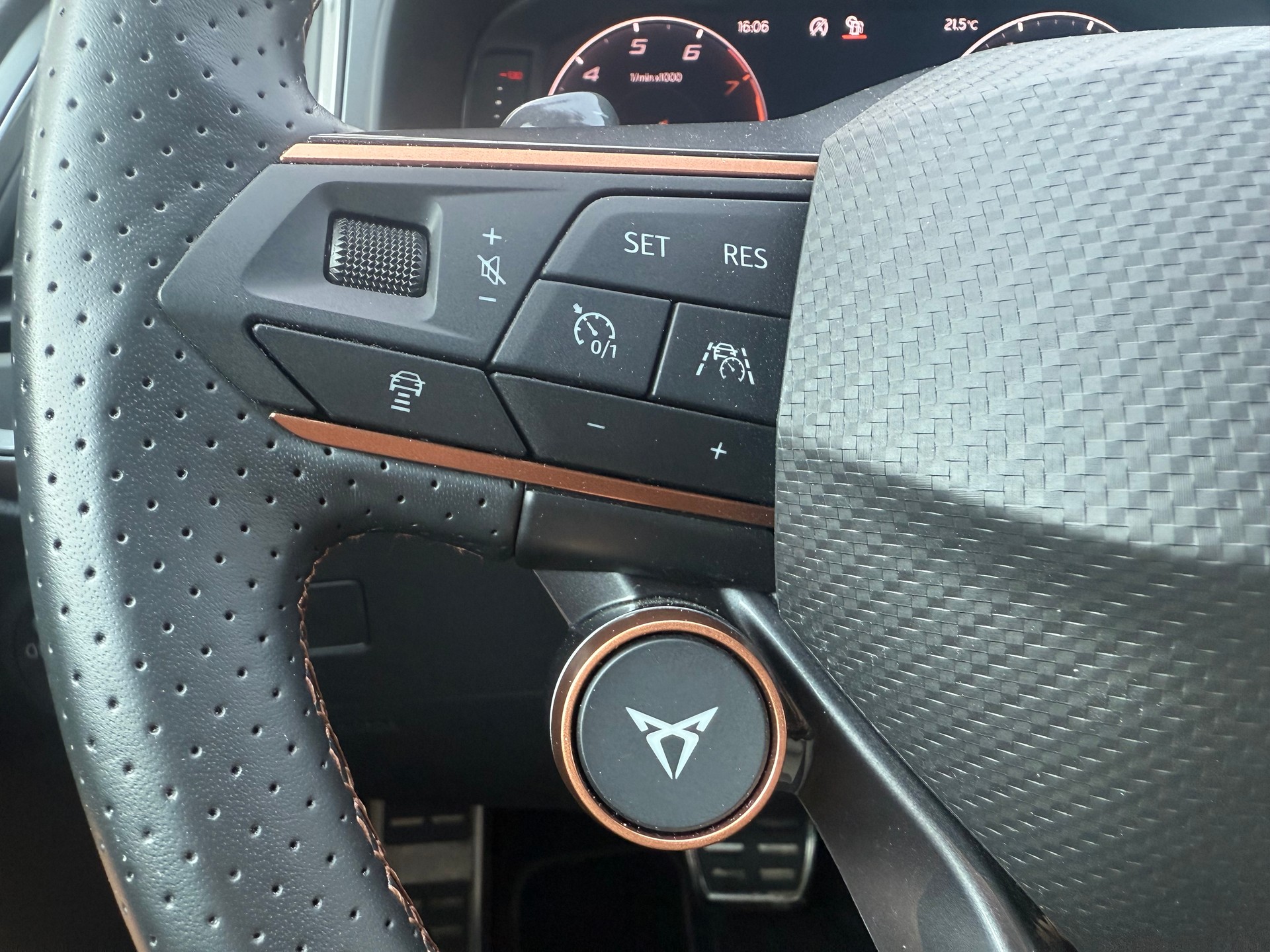 CUPRA Ateca 2.0 TSI VZ 4Drive DSG ** AKRAPOVIC - ABGASANLAGE **-image-13