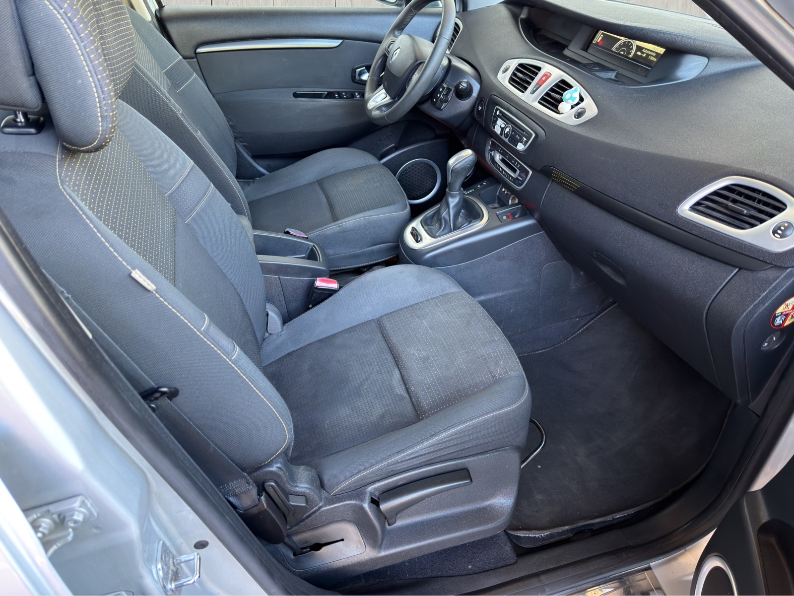 RENAULT Scénic 2.0 16V Dynamique X-Tronic CVT-image-12