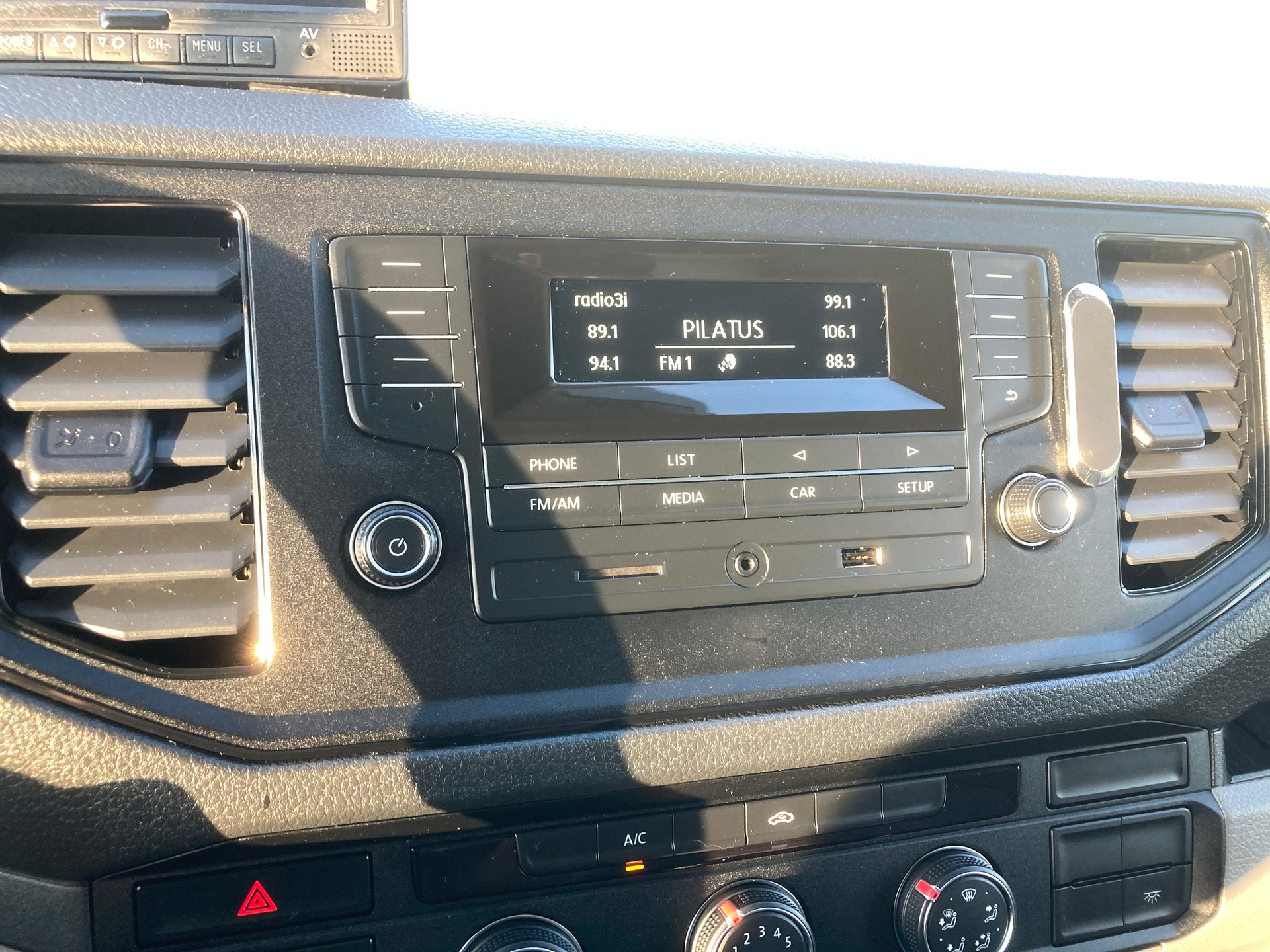 VW Crafter 35 2.0 TDI L4 mit Hebebühne-image-13