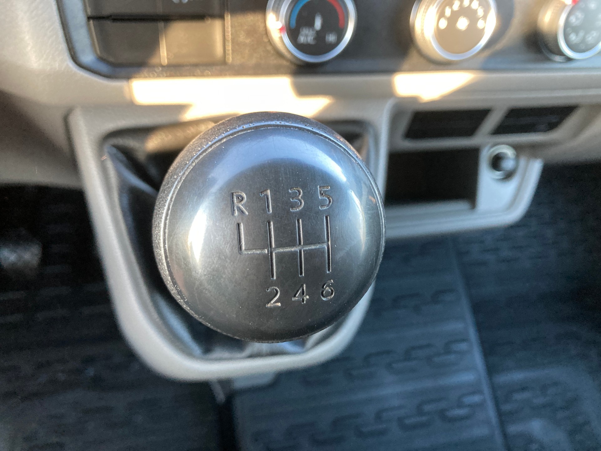VW Crafter 35 2.0 TDI L4 mit Hebebühne-image-11