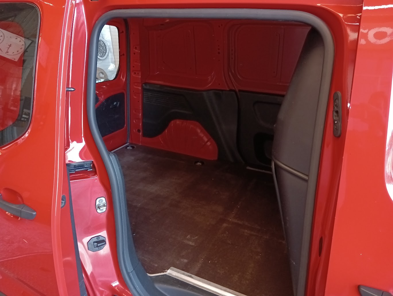 CITROEN Berlingo Van 1.2 Pure Tech 110 s/s Swiss Edition-image-7
