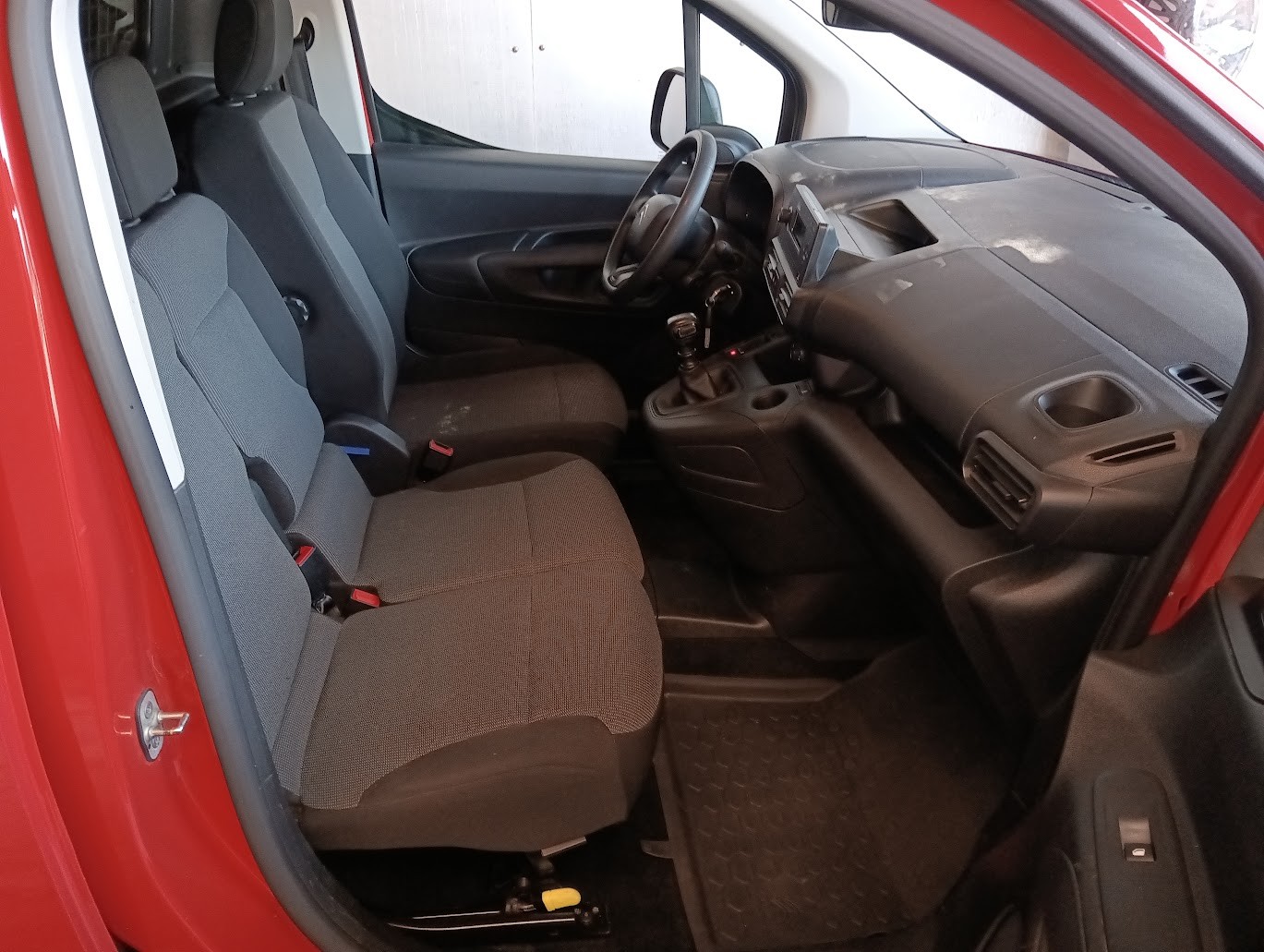 CITROEN Berlingo Van 1.2 Pure Tech 110 s/s Swiss Edition-image-9