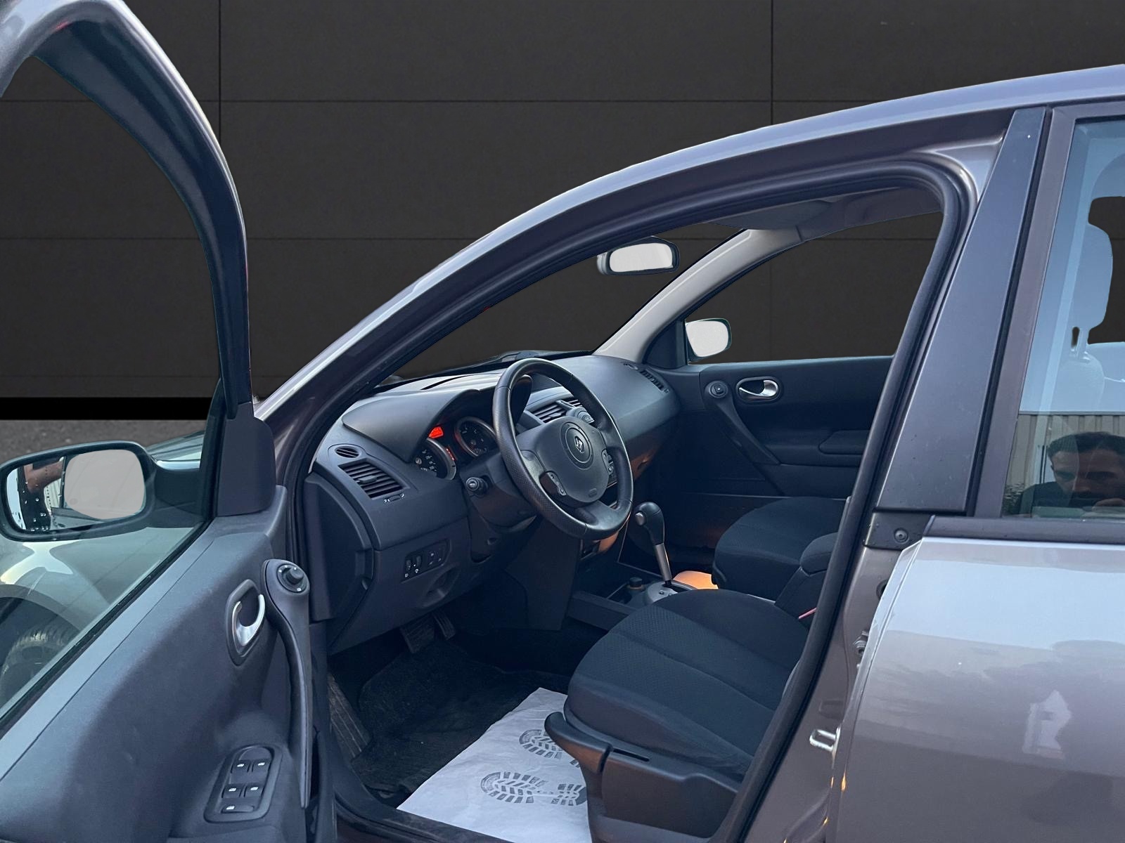 RENAULT Mégane 2.0 16V-image-8