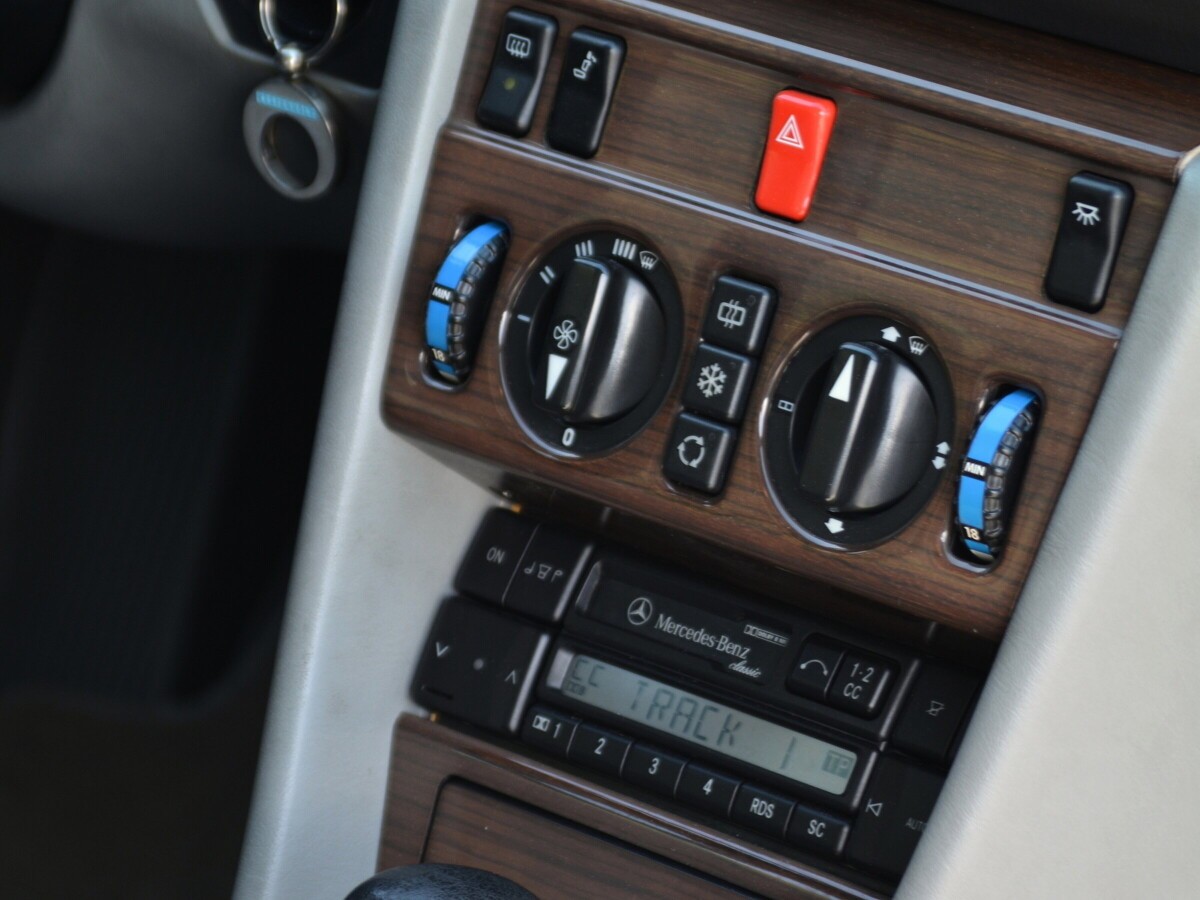 MERCEDES-BENZ 300 CE-image-12
