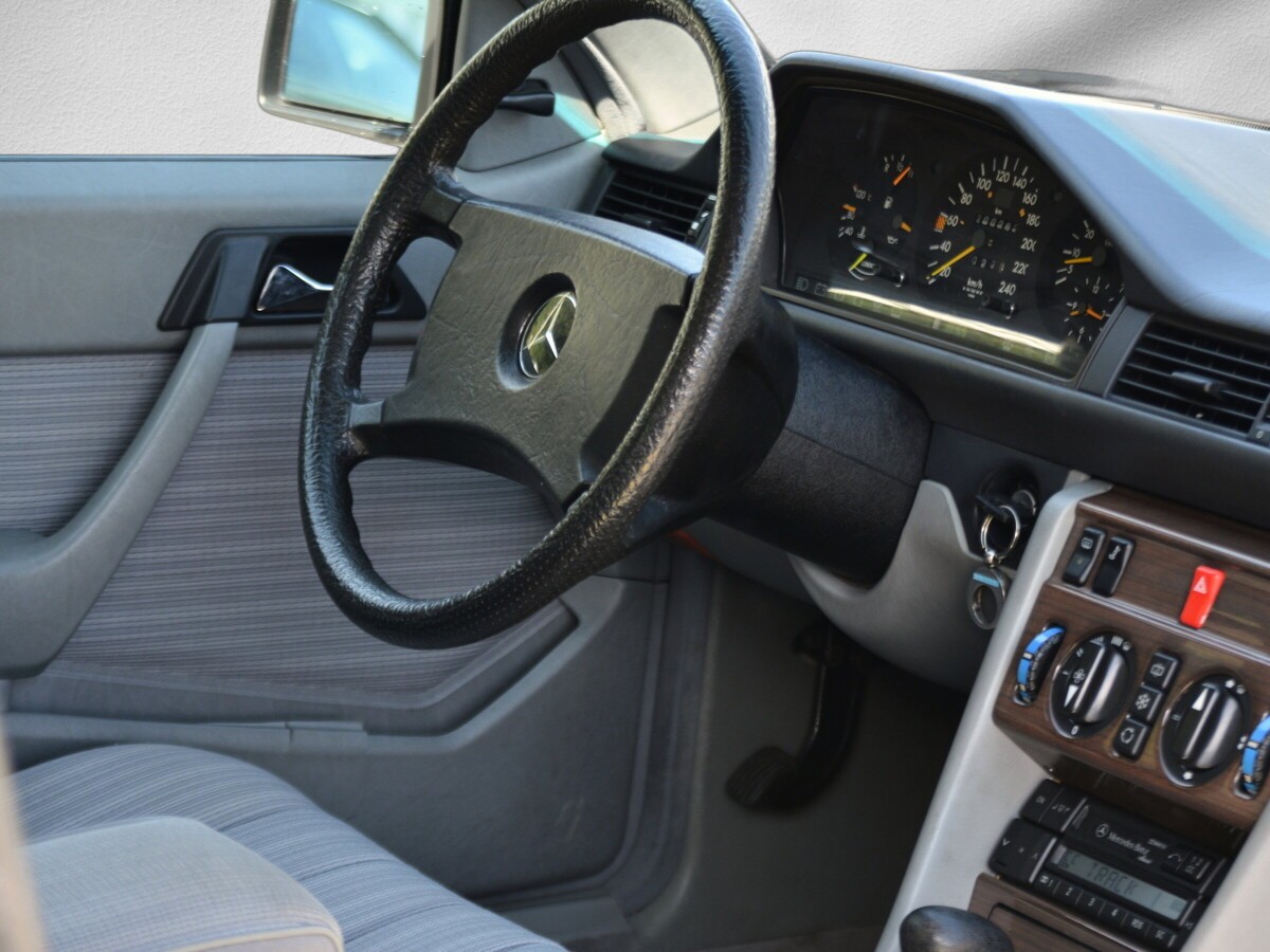 MERCEDES-BENZ 300 CE-image-8