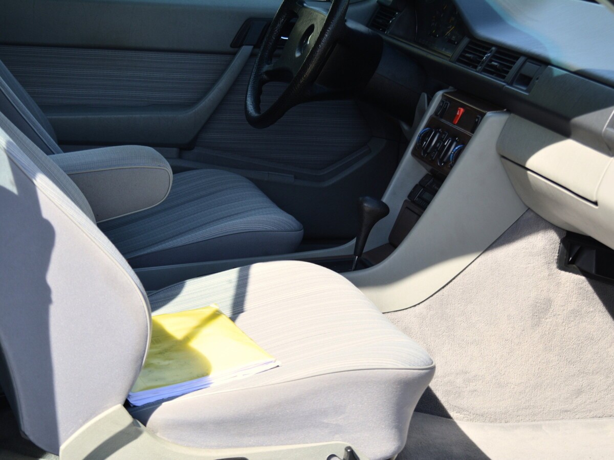MERCEDES-BENZ 300 CE-image-9