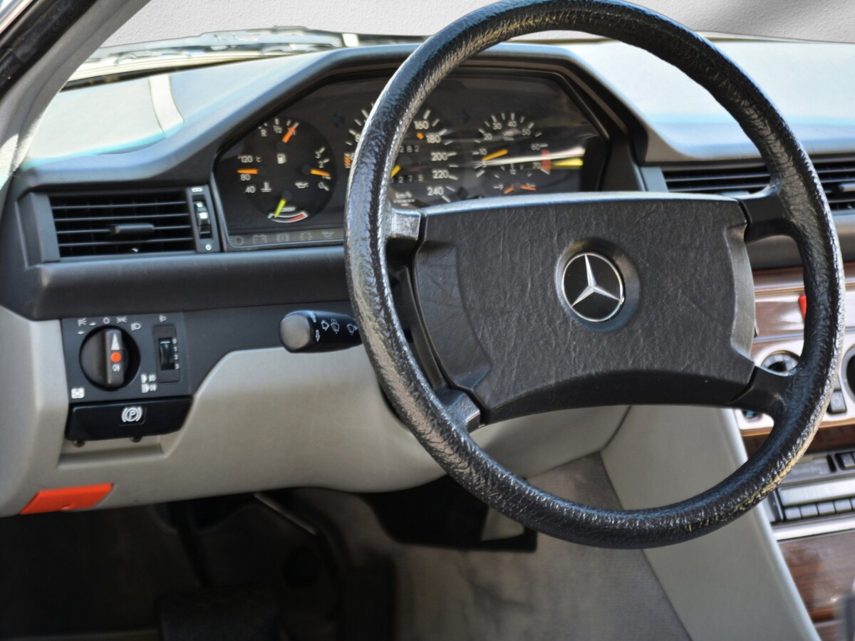 MERCEDES-BENZ 300 CE-image-7