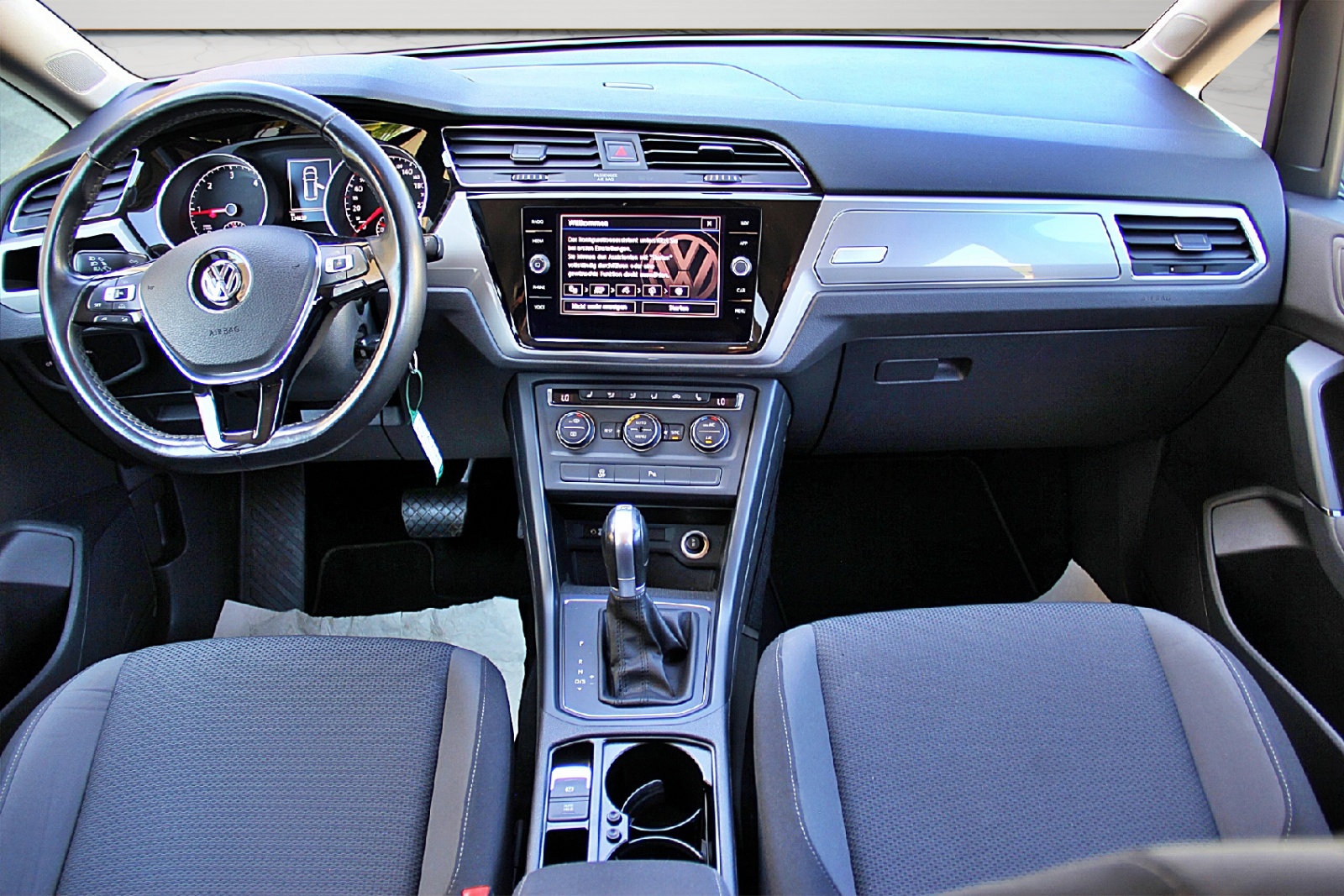 VW Touran 1.6 TDI BlueMotion Technology Trendline DSG-image-10
