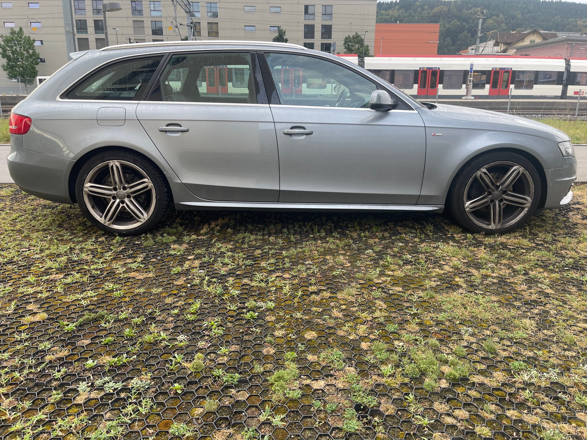 AUDI A4 Avant 1.8 TFSI quattro-image-2