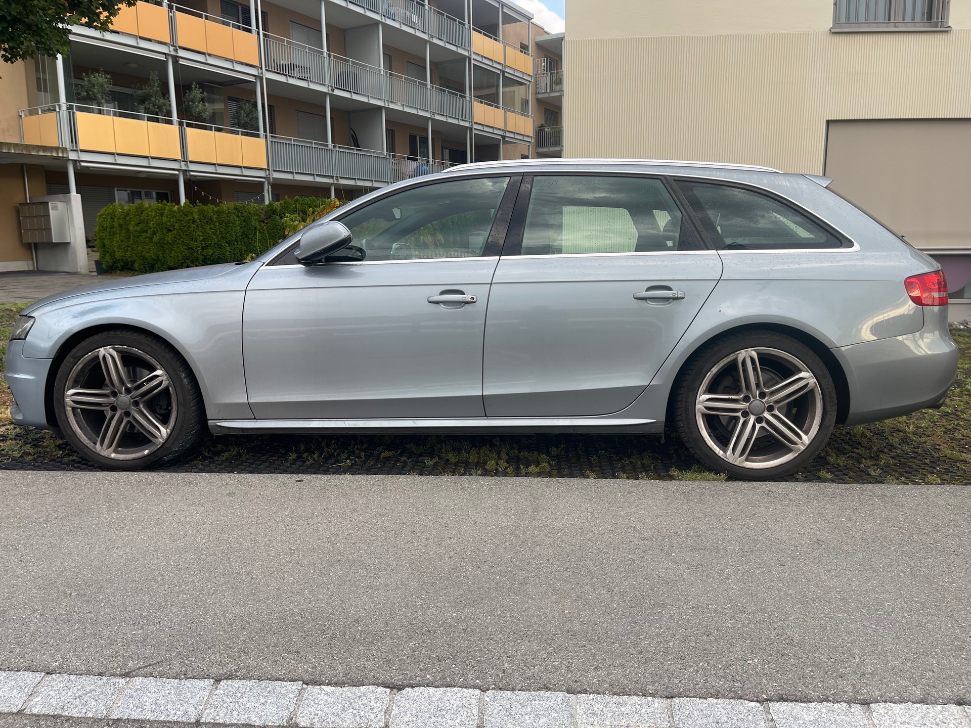 AUDI A4 Avant 1.8 TFSI quattro-image-1