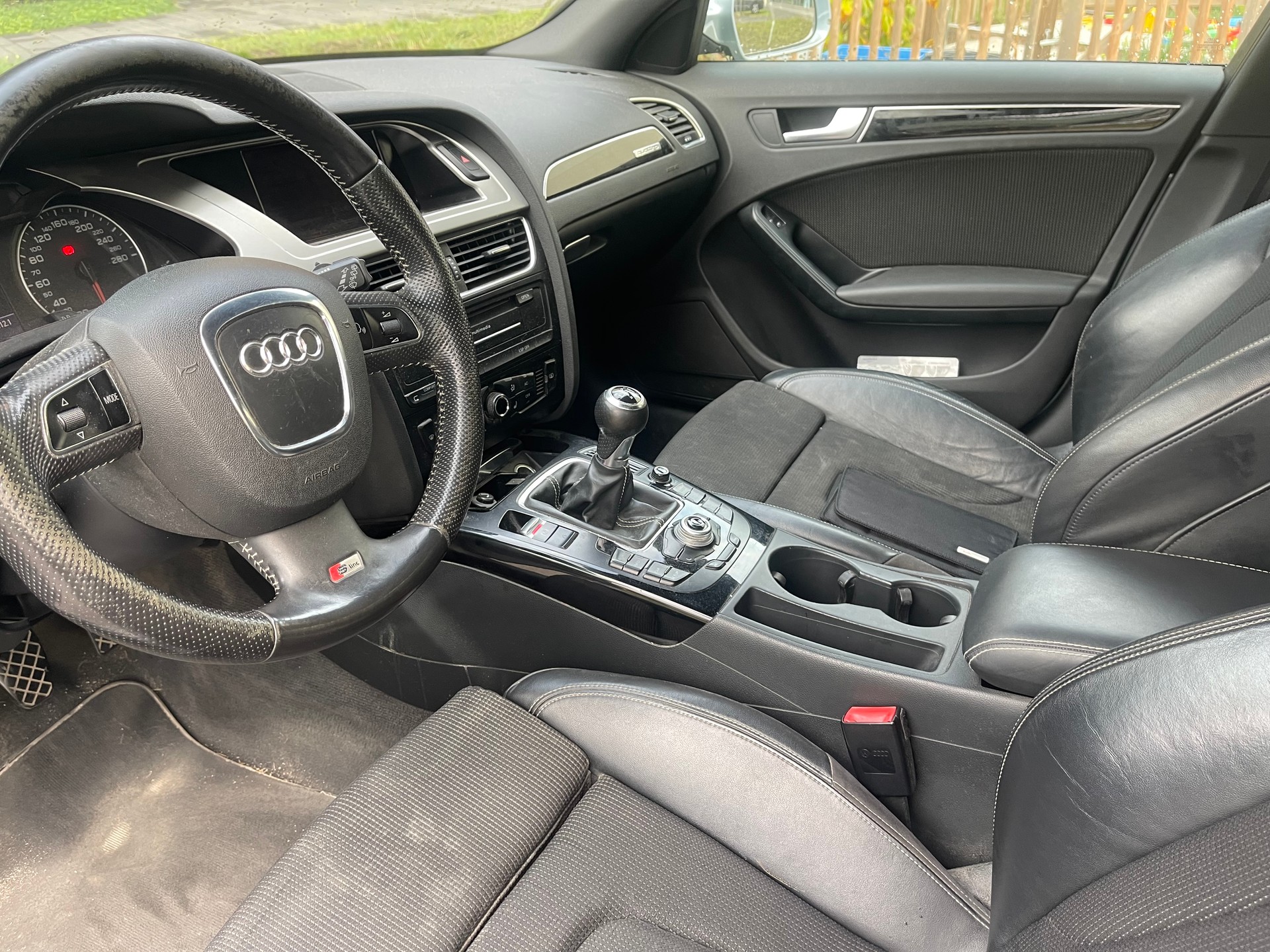 AUDI A4 Avant 1.8 TFSI quattro-image-8