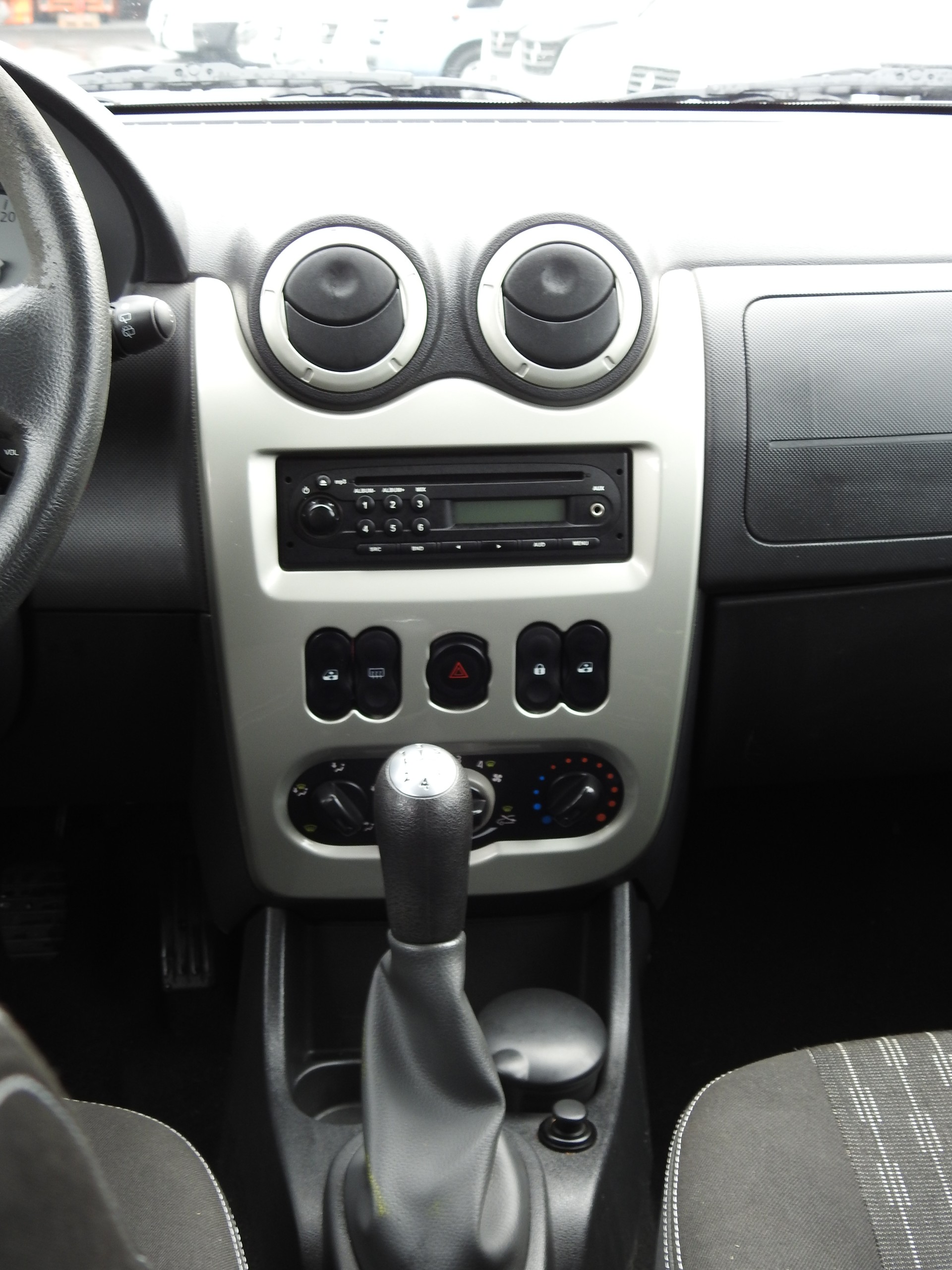 DACIA Logan 1.6 16V E85 Blackline-image-17