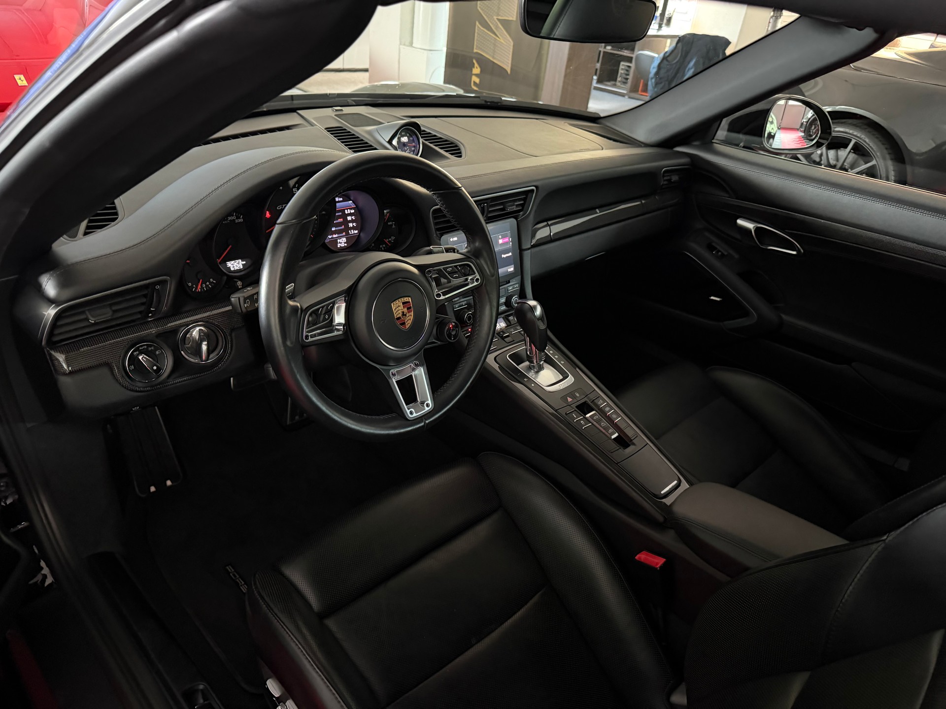 PORSCHE 911 Carrera 4 GTS Cabrio-image-8