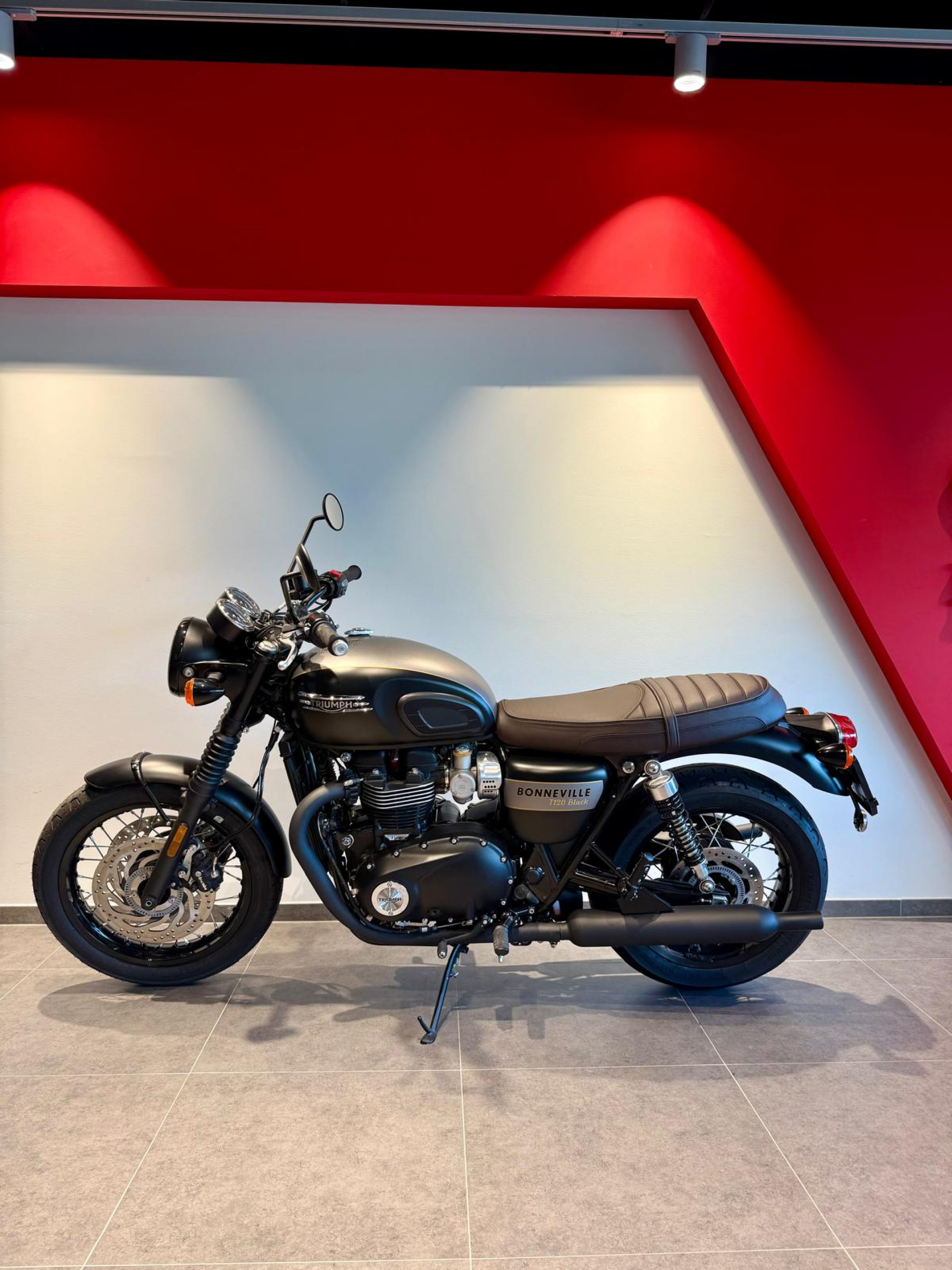 TRIUMPH Bonneville T120 Black Gold Line-showroom-element-2