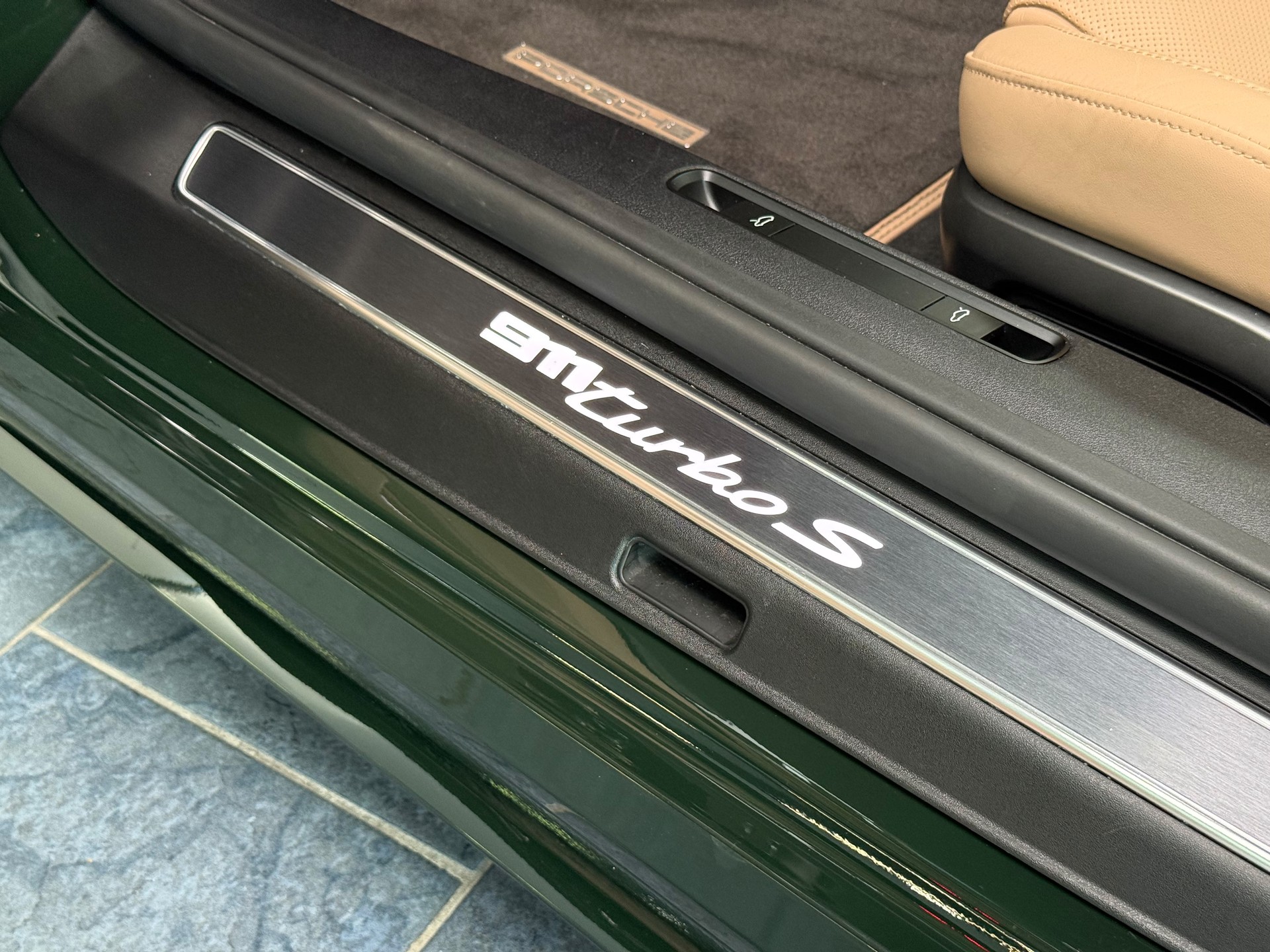 PORSCHE 911 Turbo S Cabriolet PDK-image-28