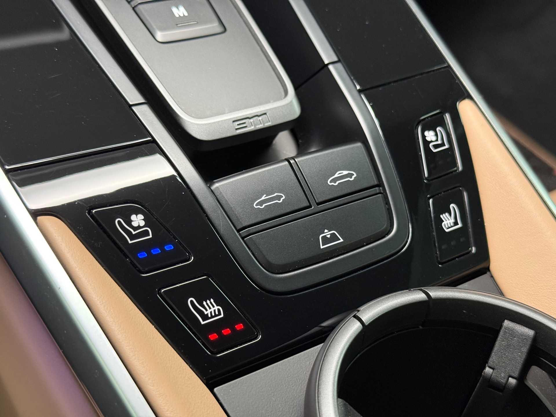 PORSCHE 911 Turbo S Cabriolet PDK-image-22