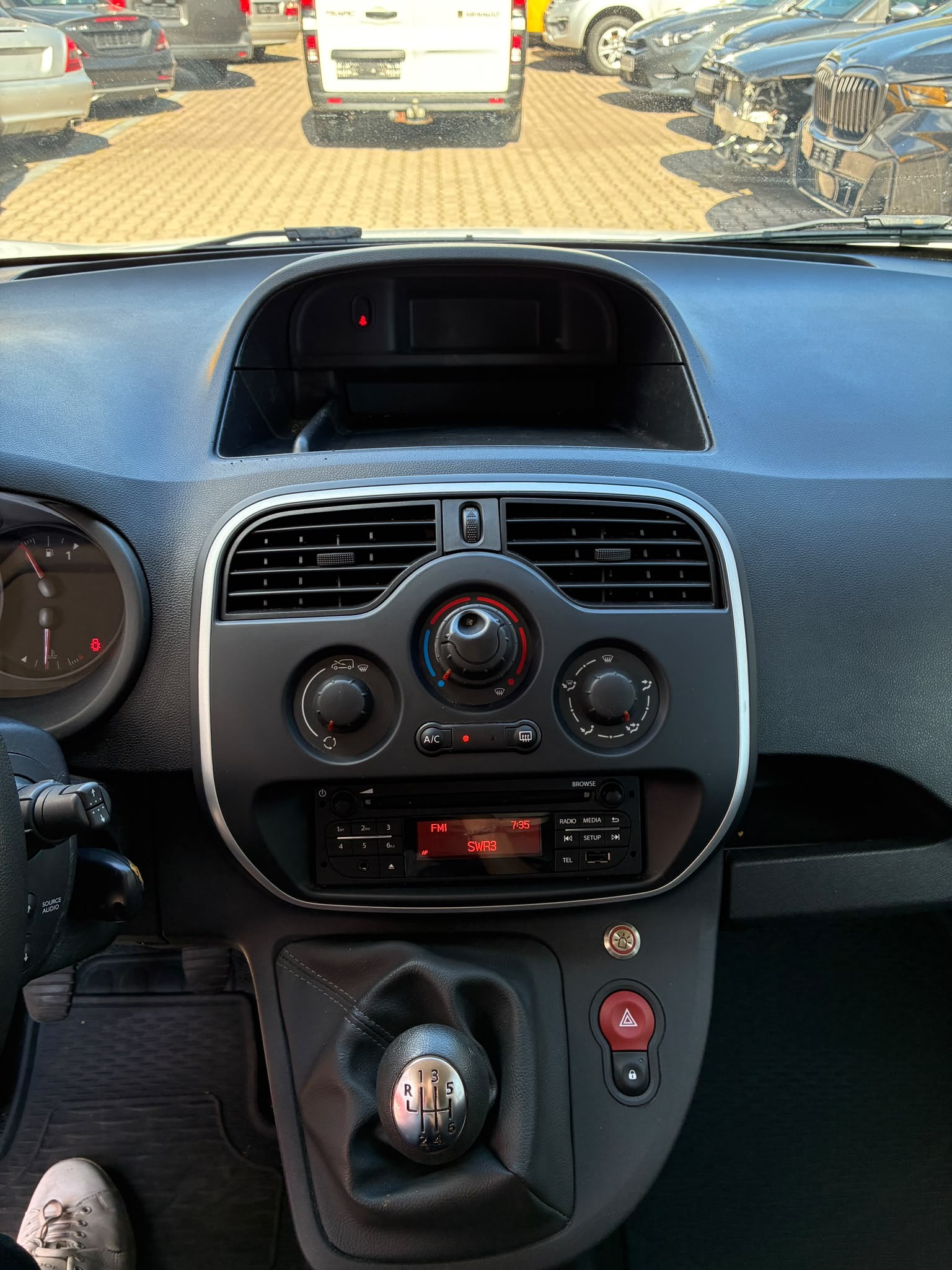 RENAULT Kangoo Van 1.5 dCi Standard 95 Extra-image-11