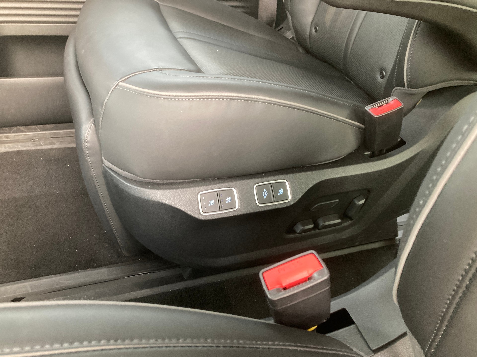 HYUNDAI Staria Premium 2.2 CRDi Vertex 4WD A-image-8
